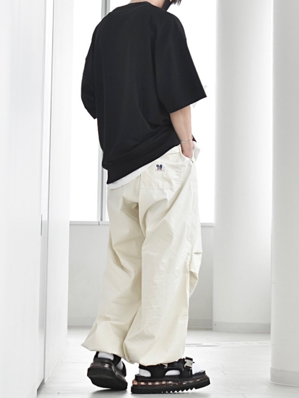 「edwin、edwinjapan、エドウィン、カジュアルコーデ、ストリートコーデ、モノトーン、スノーパンツ、春コーデ、シンプル、ストリートMIX、サンダル、レイヤード、メンズコーデ、R2023コーデ、PR」|「EDWINの【WEB限定】EDWIN STEPMARK スノーワイドオーバーパンツ(カーゴパンツ、ホワイト系)」を使った、y_Oさん(メンズ・168cm)の春コーディネートの2枚目の写真
