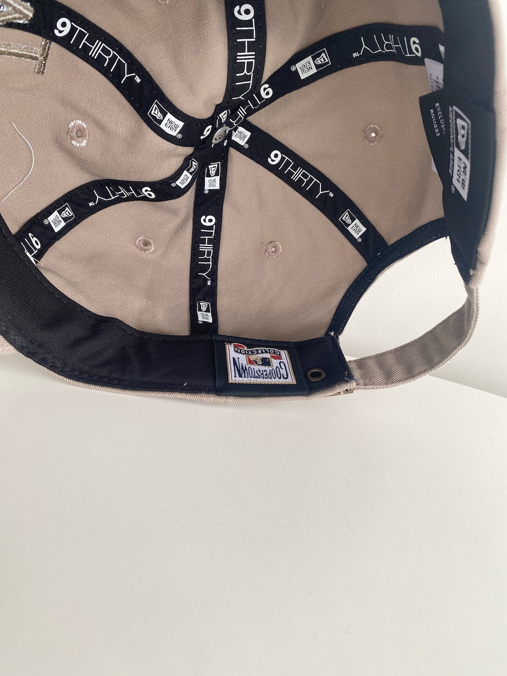 ブラック系のブルゾン、グレー系のスウェット、ブラック系のデニムパンツを着用したメンズの秋コーディネートの5枚目の写真