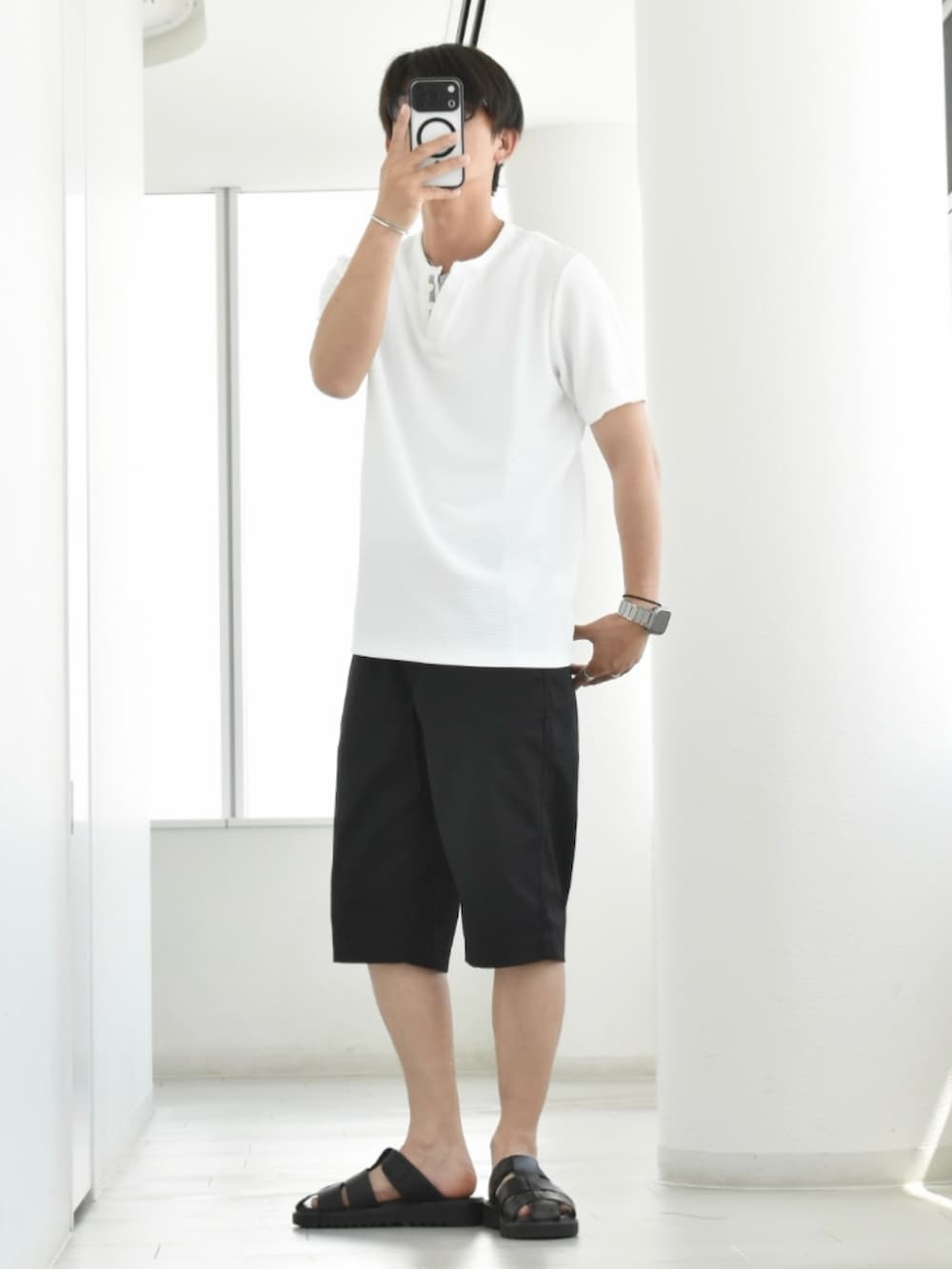 ブラック系のその他パンツ、ホワイト系のTシャツ/カットソーを着用したメンズの夏コーディネートの2枚目の写真