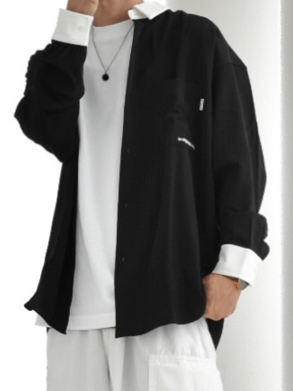 「johnscloset、ジョンズクローゼット、redcapgirl、ルーズシルエット、きれいめカジュアル、シャツスタイル、レイヤードスタイル、モノトーン、カーゴパンツ、春コーデ、メンズコーデ、ゆるコーデ、お出かけコーデ、R2023コーデ、PR」｜「Red Cap Girlの【a-r】〔Red Cap Girl/レッドキャップガール〕ナチュラルストレッチポリエステル RCGバックプリント ルーズサイズシャツ 長袖（シャツ/ブラウス、ブラック系）」を使った、y_Oさん（メンズ・168cm）の春コーディネートの3枚目の写真