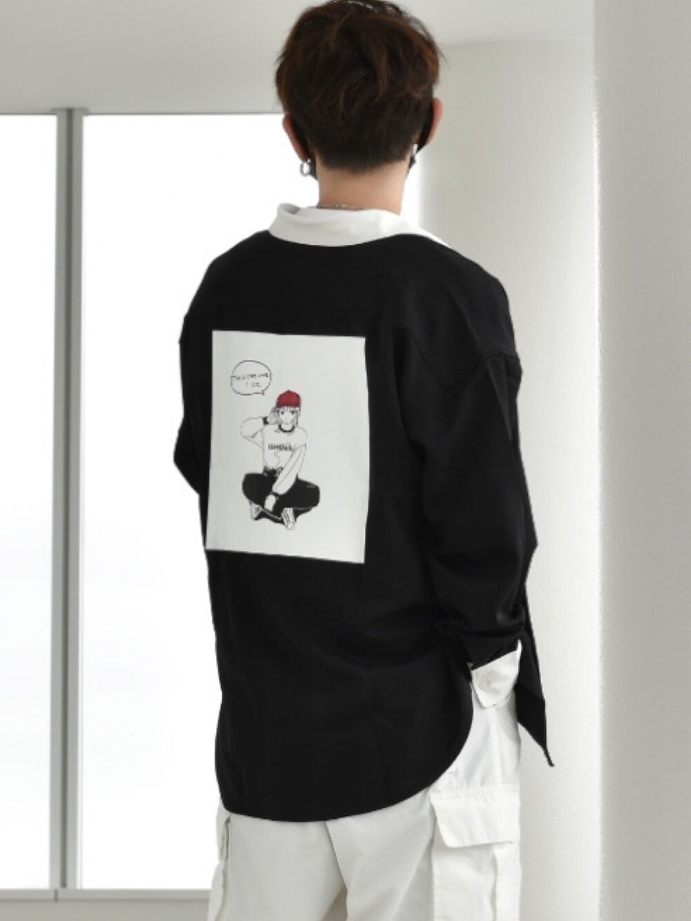 「johnscloset、ジョンズクローゼット、redcapgirl、ルーズシルエット、きれいめカジュアル、シャツスタイル、レイヤードスタイル、モノトーン、カーゴパンツ、春コーデ、メンズコーデ、ゆるコーデ、お出かけコーデ、R2023コーデ、PR」｜「Red Cap Girlの【a-r】〔Red Cap Girl/レッドキャップガール〕ナチュラルストレッチポリエステル RCGバックプリント ルーズサイズシャツ 長袖（シャツ/ブラウス、ブラック系）」を使った、y_Oさん（メンズ・168cm）の春コーディネートの4枚目の写真