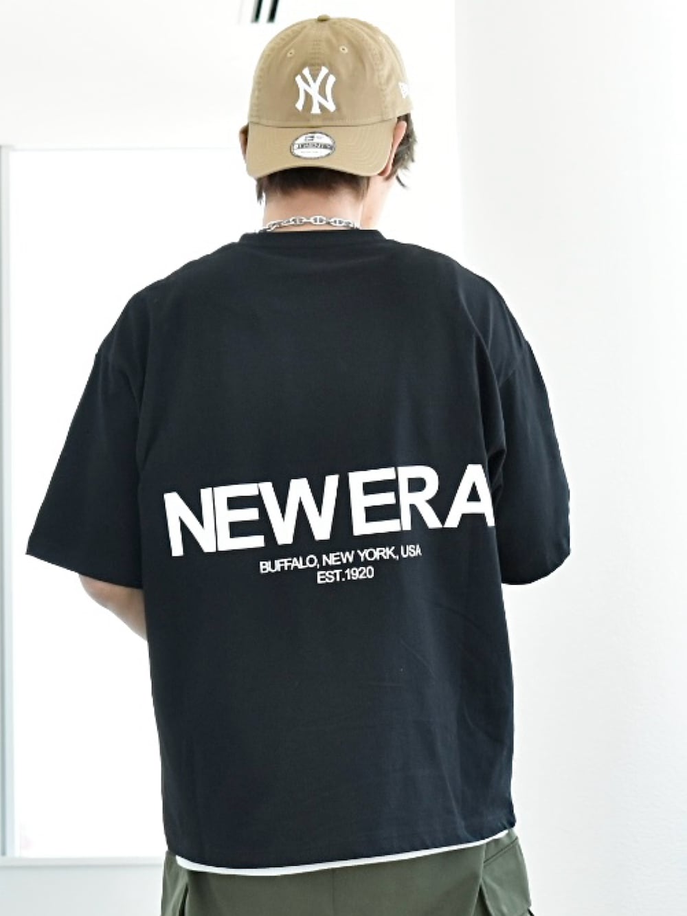 ブラック系のTシャツ/カットソー、グリーン系のカーゴパンツ、ブラック系のスニーカーを着用したメンズの夏コーディネートの3枚目の写真