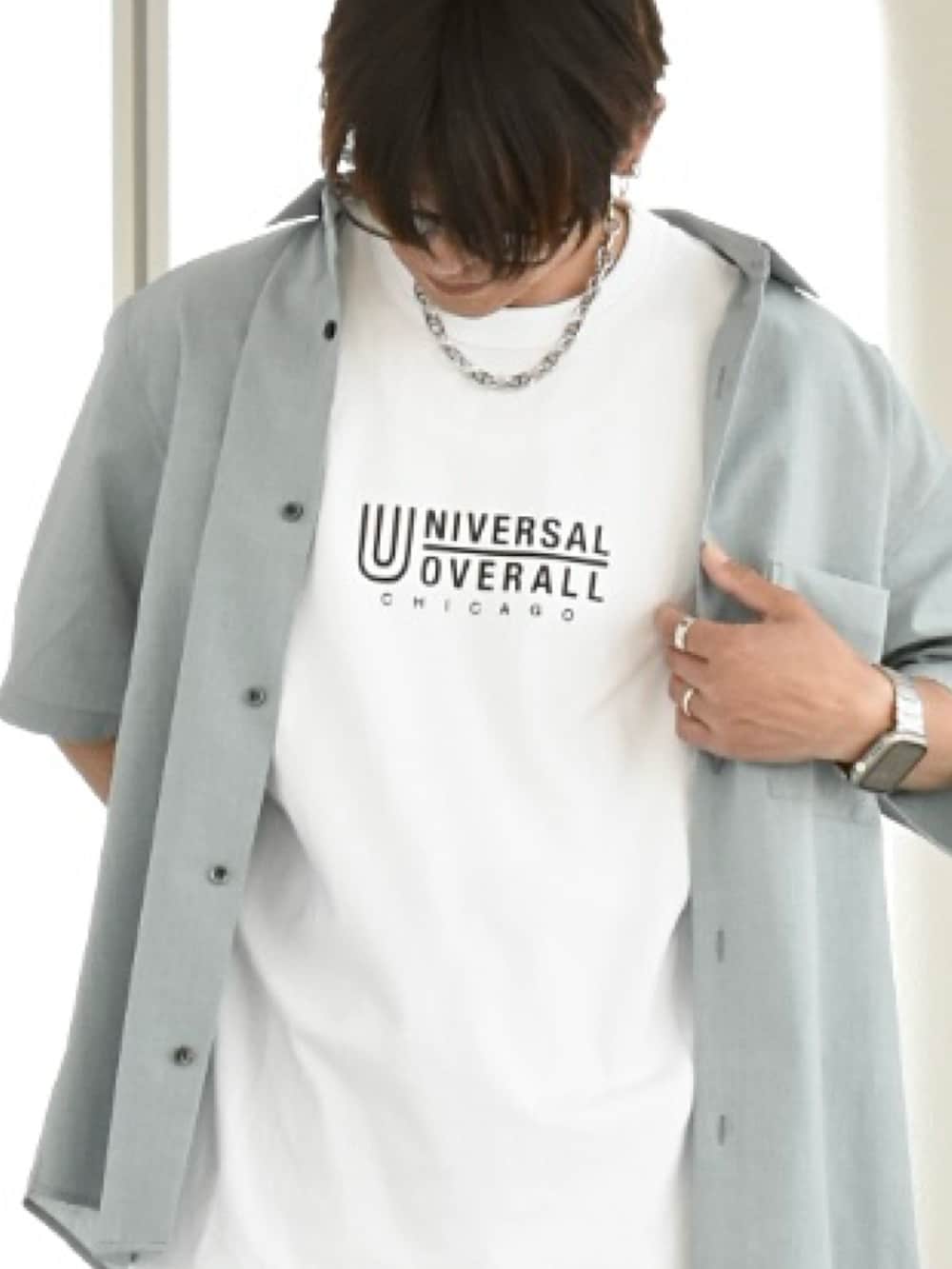 ホワイト系のTシャツ/カットソー、グリーン系のシャツ/ブラウス、ブラック系のデニムパンツを着用したメンズの春コーディネートの3枚目の写真