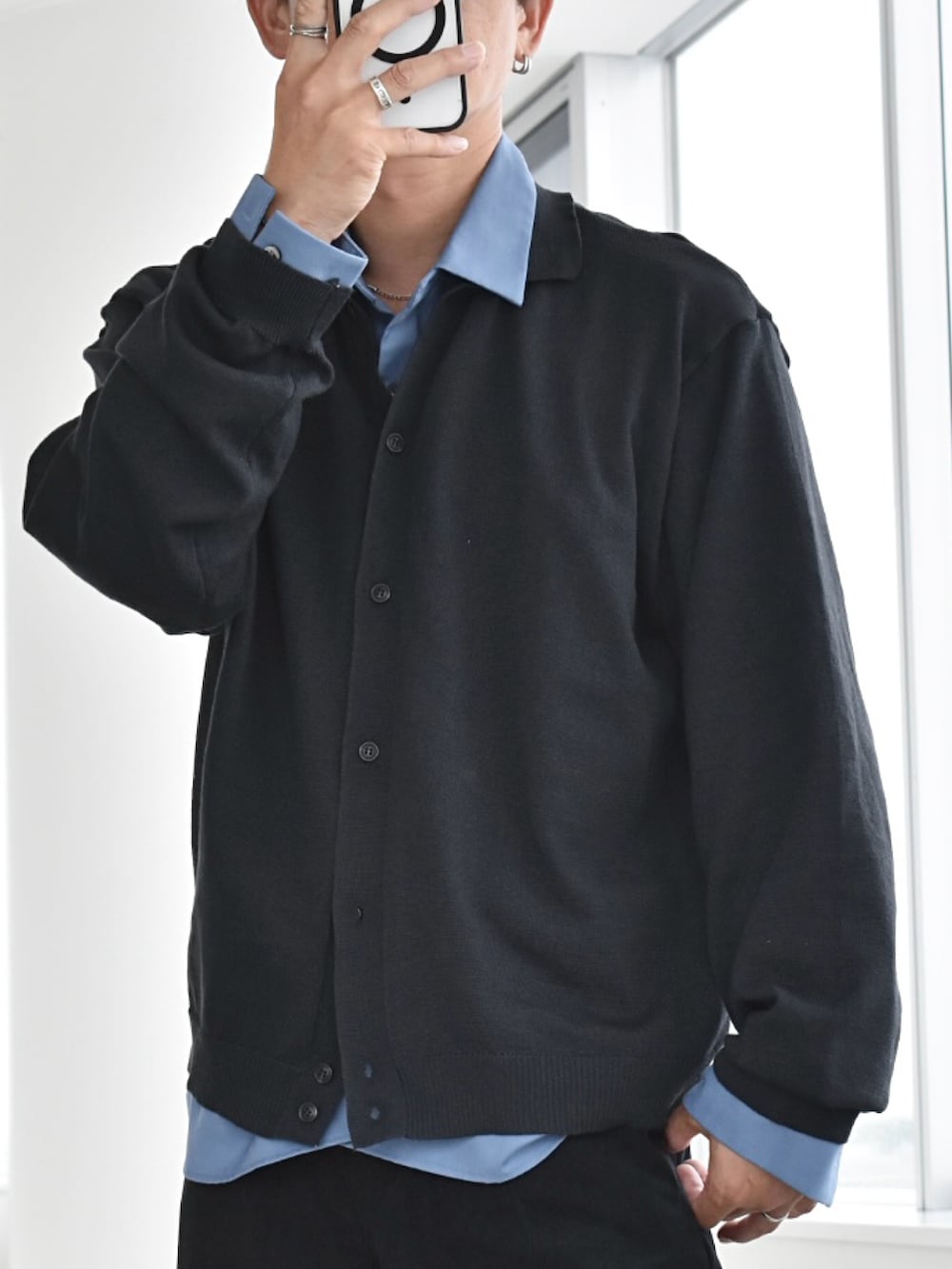 ブラック系のカーディガン/ボレロ、ブラック系のその他パンツ、ブルー系のシャツ/ブラウスを着用したメンズの秋コーディネートの4枚目の写真
