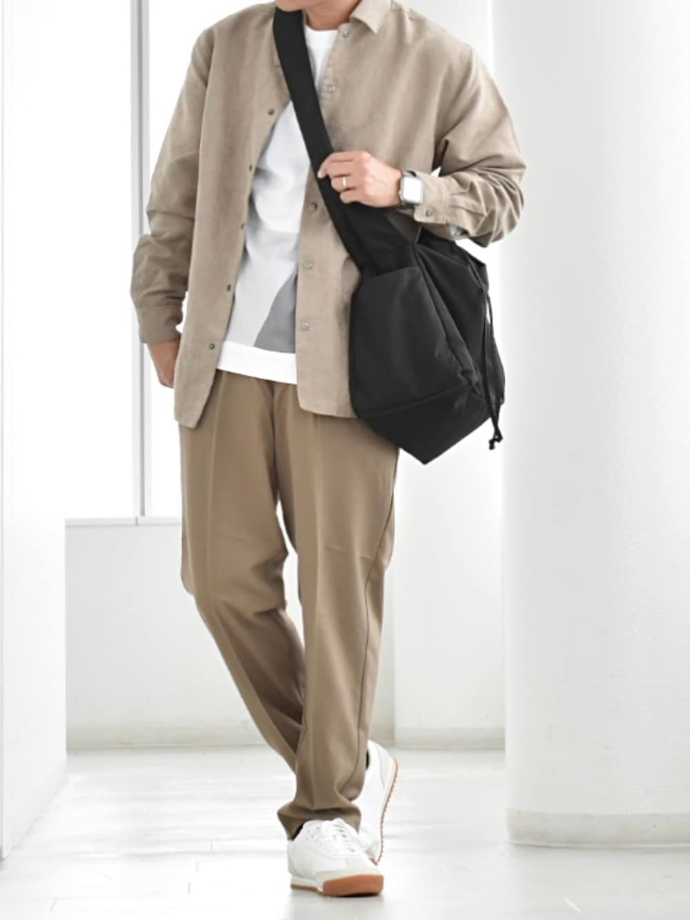 ベージュ系のシャツ/ブラウス、ホワイト系のTシャツ/カットソー、ベージュ系のその他パンツを着用したメンズの秋コーディネートの2枚目の写真
