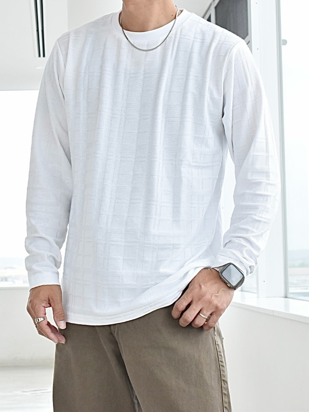 ブルー系のシャツ/ブラウス、ホワイト系のTシャツ/カットソー、ブラック系のスラックスを着用したメンズの秋コーディネートの4枚目の写真