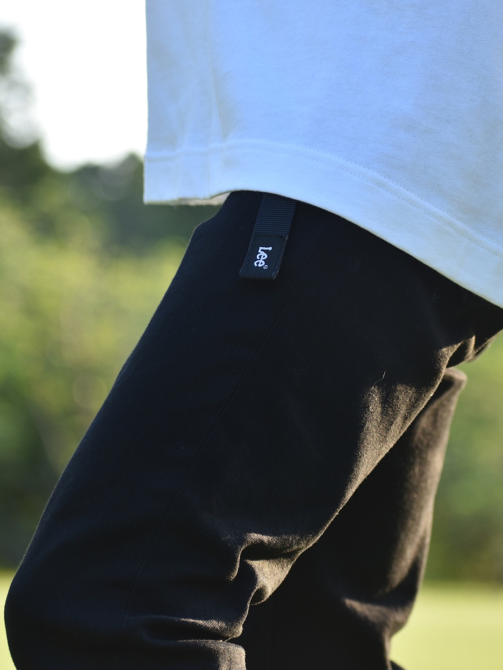 「Lee、lee、leejapan、スキニーデニム、テーパードスキニー、イージーテーパードパンツ、夏コーデ、白Tシャツ、シンプル、モノトーン、厚底サンダル、サンダルに靴下、春夏コーデ、R2022コーデ、PR」｜「Leeの【WEB限定】高伸縮ストレッチ　イージー テーパードスキニーパンツ（デニムパンツ、ブラック系）」を使った、y_Oさん（メンズ・168cm）の春コーディネートの2枚目の写真