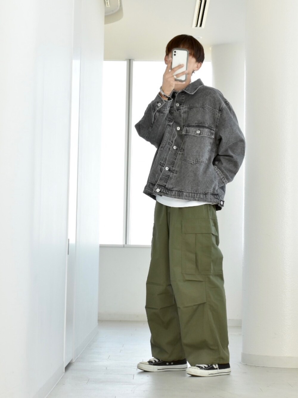 ブラック系のボストンバッグ、グリーン系のカーゴパンツ、ブラック系のスニーカーを着用したメンズの秋コーディネートの2枚目の写真