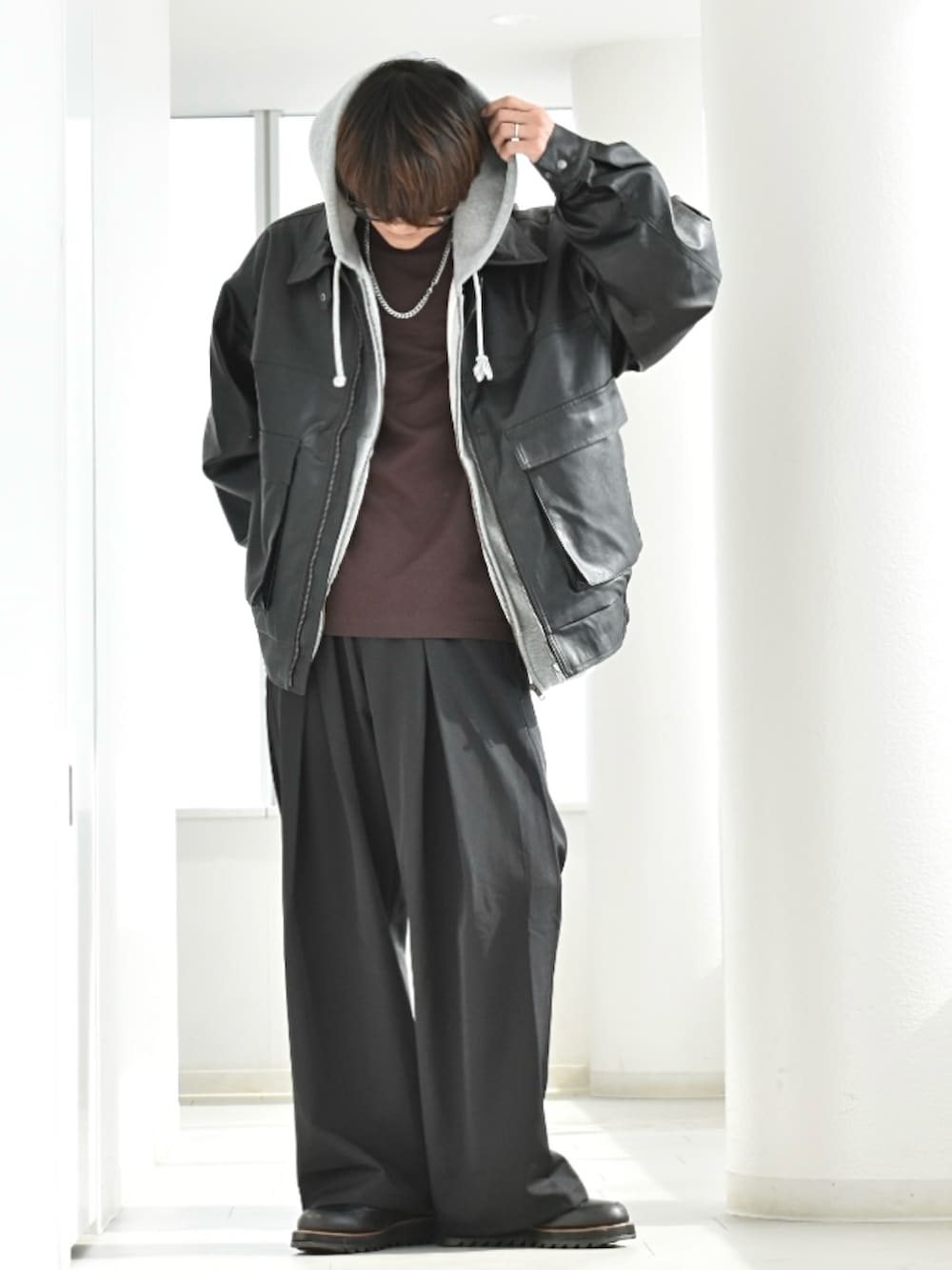 ブラック系のブルゾン、ブラック系のスラックス、グレー系のスウェットを着用したメンズの春コーディネートの4枚目の写真