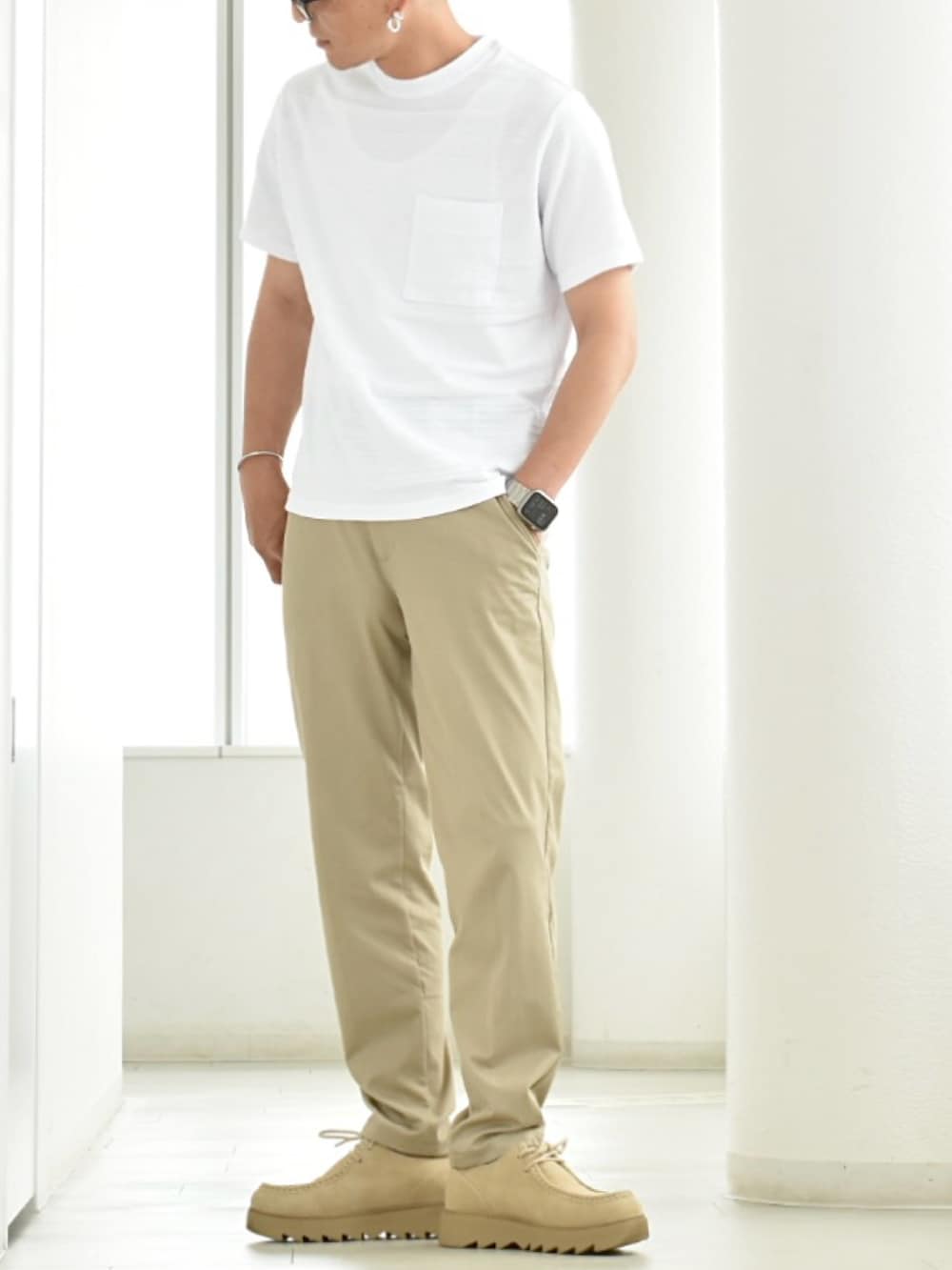 ホワイト系のTシャツ/カットソー、ベージュ系のその他パンツ、ベージュ系のシューズを着用したメンズの夏コーディネートの2枚目の写真
