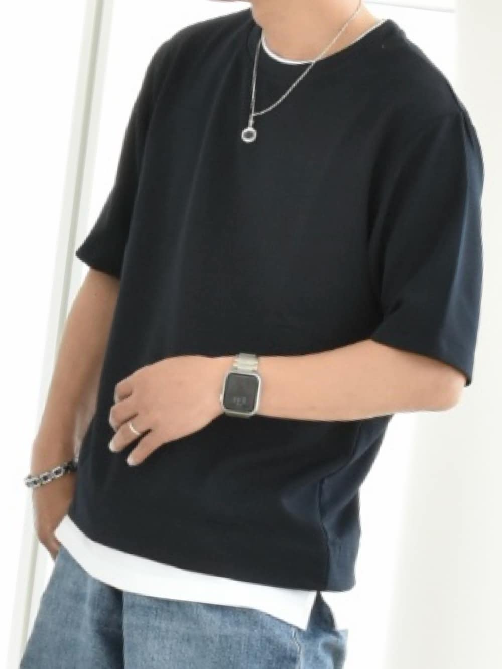 ブルー系のTシャツ/カットソーを着用したメンズの夏コーディネートの4枚目の写真