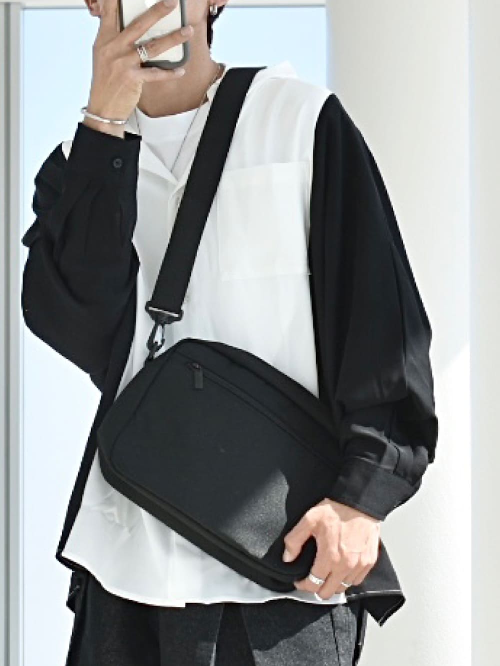 「ムラ人、murua、MURUA(MURUA)、mura財布、muraバック、春服デビュー宣言、モノトーン、ドルマンスリーブ、グルカパンツ、春コーデ、シンプルコーデ、シンプル、黒デニム、R2023コーデ、PR」|「MURAのサスティナブル R-PET 撥水抗菌 7ポケット 大容量 スクエア ショルダーバッグ(ショルダーバッグ、ブラック系)」を使った、y_Oさん(メンズ・168cm)の春コーディネートの2枚目の写真