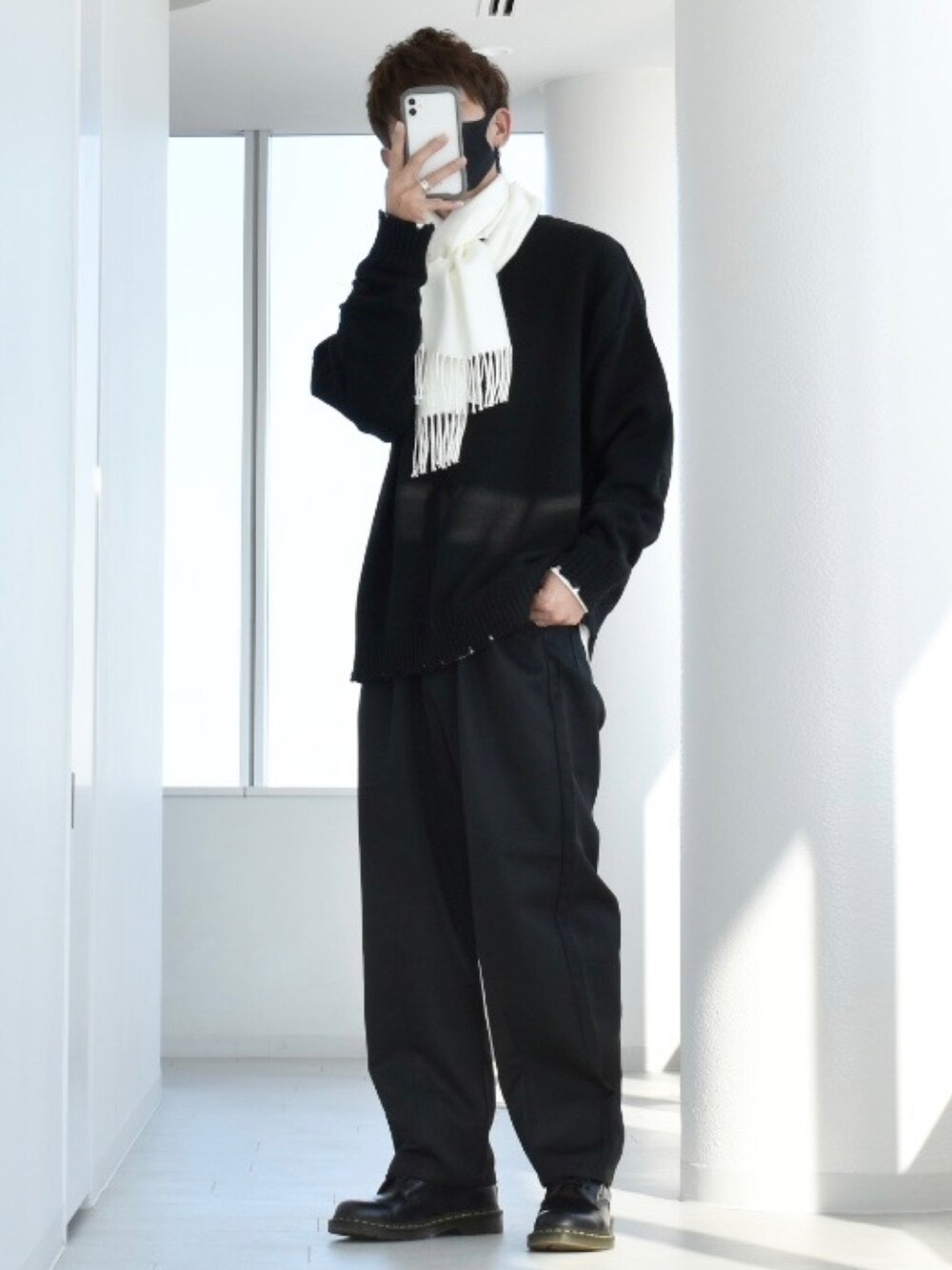 「クリスマスに着たい服、JOHN'S CLOSET、マフラー、マフラーコーデ、ジョンズクローゼット、johnscloset、モノトーンコーデ、大人コーデ、冬コーデ、モード、シンプルコーデ、マフラーぐるぐる、ルーズシルエット、R2022コーデ、PR」|「JOHN'S CLOSETの【g】国産ソフトタッチ無地&チェックマフラー(マフラー、ホワイト系)」を使った、y_Oさん(メンズ・168cm)の冬コーディネートの2枚目の写真