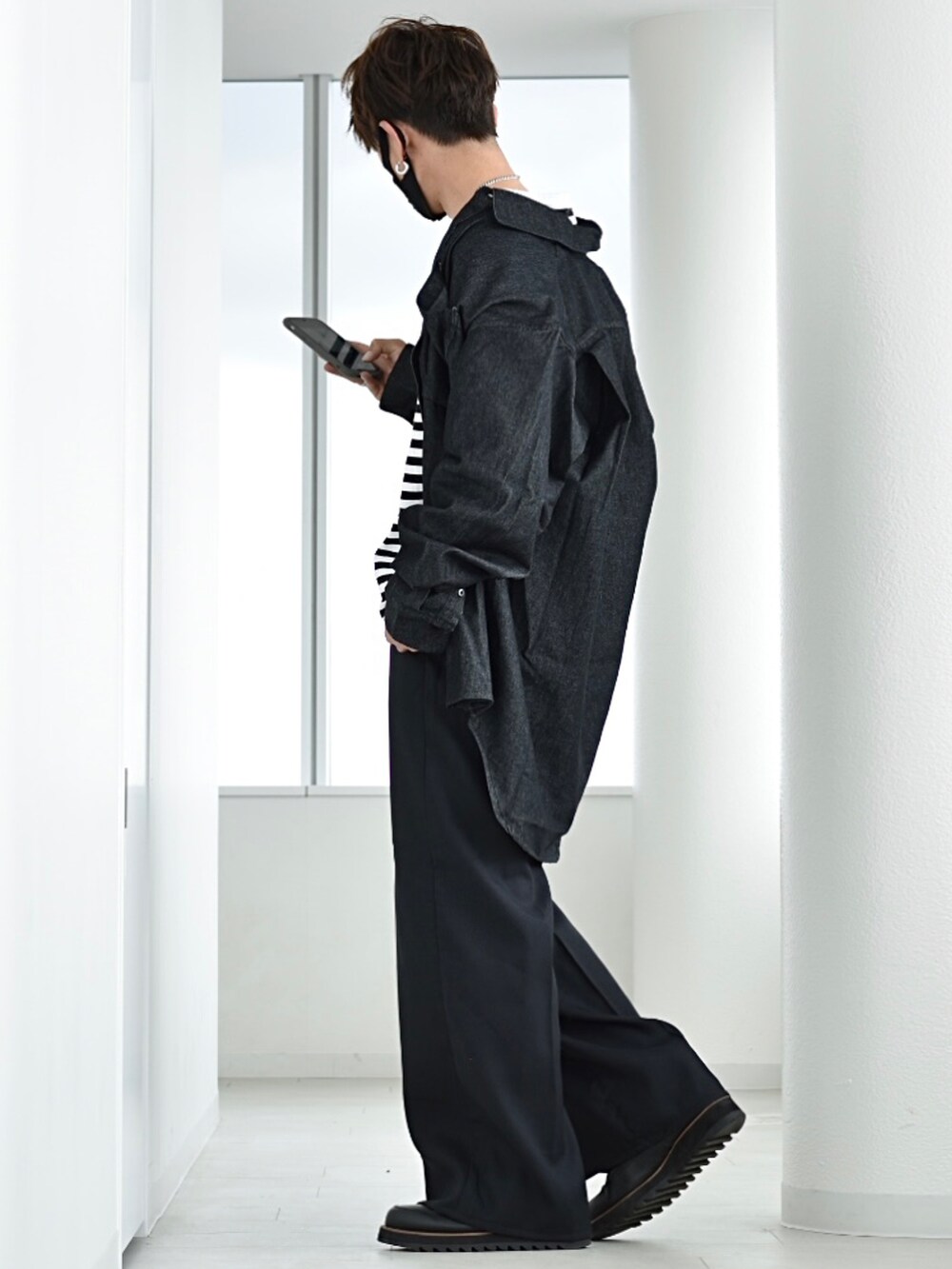 「edwin、edwinjapan、タックフレアパンツ、フレアパンツ、春服デビュー宣言、エドウィン、きれいめカジュアル、休日スタイル、デニムシャツ、春コーデ、オーバーサイズ、大人カジュアル、ボーダー、R2023コーデ、PR」|「EDWINのタックワイド フレアパンツ センタープレスパンツ スラックスパンツ 日本製(スラックス、ブラック系)」を使った、y_Oさん(メンズ・168cm)の春コーディネートの2枚目の写真