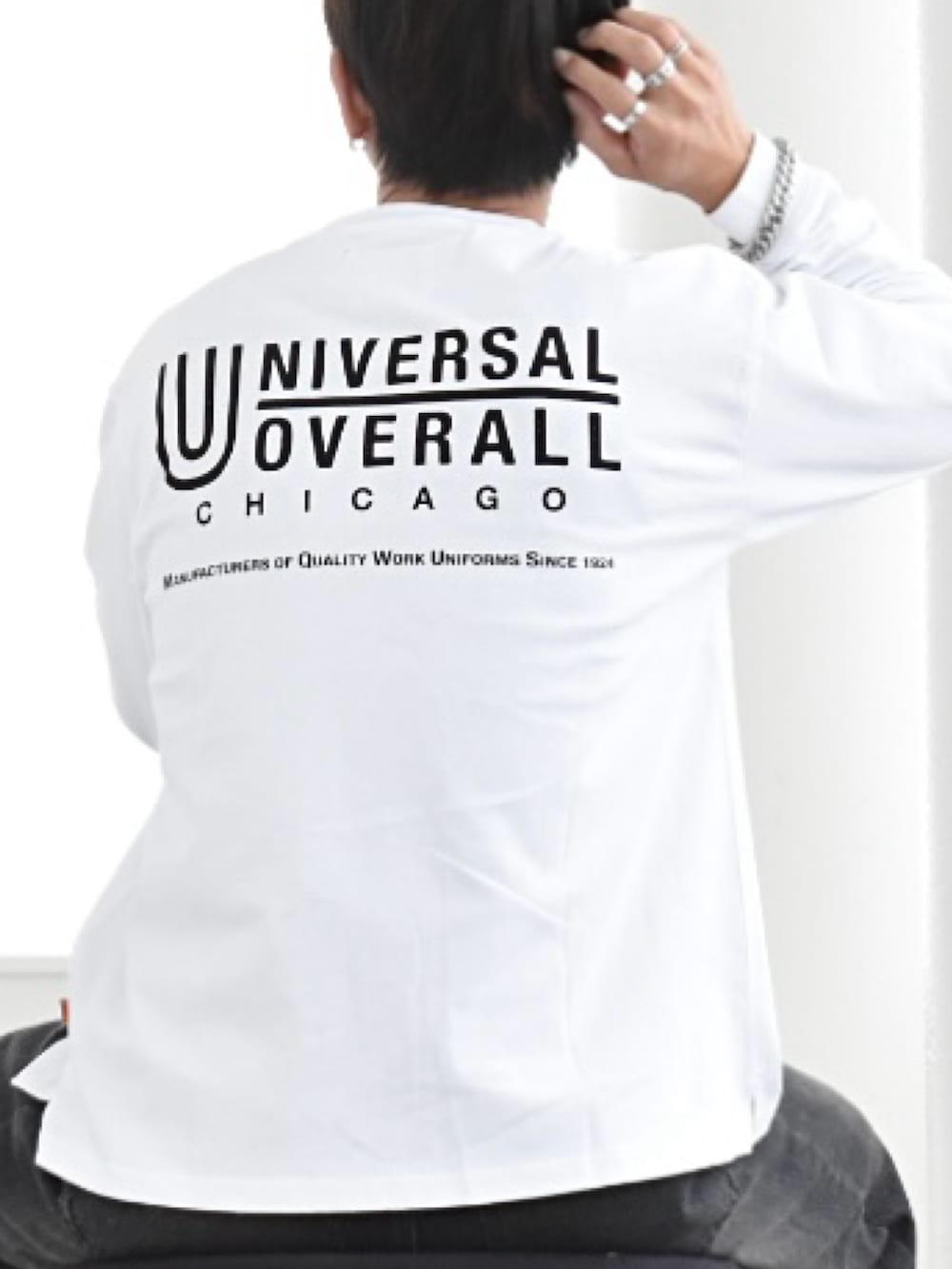 ホワイト系のTシャツ/カットソー、ブラック系のデニムパンツ、シルバー系のブレスレットを着用したメンズの夏コーディネートの4枚目の写真