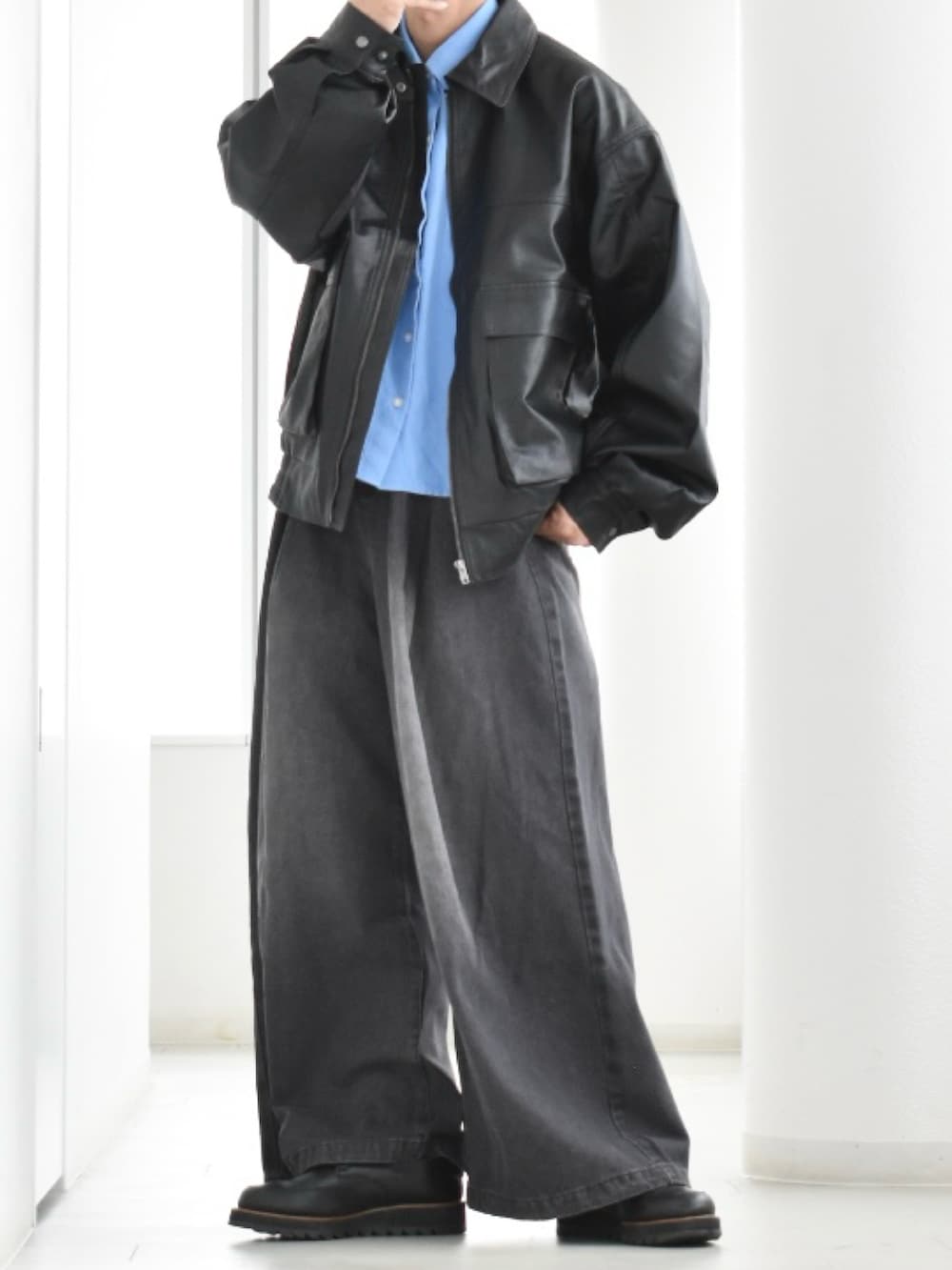 ブラック系のブルゾン、ブラック系のデニムパンツ、ブルー系のシャツ/ブラウスを着用したメンズの春コーディネートの3枚目の写真