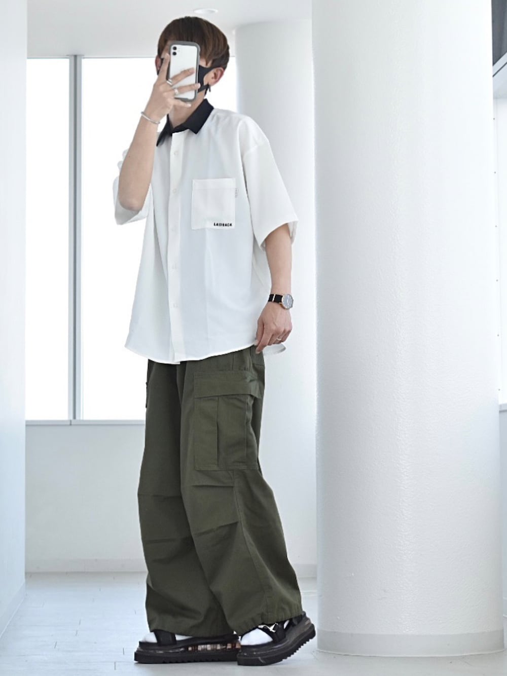 「johnscloset、ジョンズクローゼット、redcapgirl、夏コーデ、きれいめカジュアル、シャツ、休日スタイル、バックプリント、メンズコーデ、大人カジュアル、ゆるコーデ、キレイめ、春夏コーデ、R2023コーデ、PR」｜「Red Cap Girlの【a-r】〔Red Cap Girl/レッドキャップガール〕ナチュラルストレッチポリエステル バックプリント ルーズサイズ半袖シャツ（シャツ/ブラウス、ホワイト系）」を使った、y_Oさん（メンズ・168cm）の春コーディネートの2枚目の写真