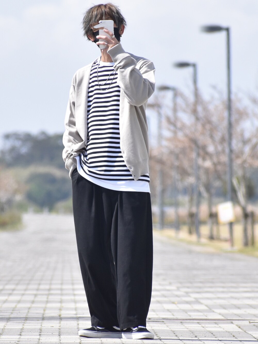 「agnesb、アニエスベー、ボーダーTシャツ、ゆるコーデ、アニエスベーTシャツ、カラー×コーデ、カジュアル、ワイドパンツ、レイヤードスタイル、大人カジュアル、カーディガン、モノトーンコーデ、春コーデ、R2022コーデ」|「agnes b.のJ008 TS ボーダーTシャツ(Tシャツ/カットソー、ブラック系)」を使った、y_Oさん(メンズ・168cm)の春コーディネートの2枚目の写真