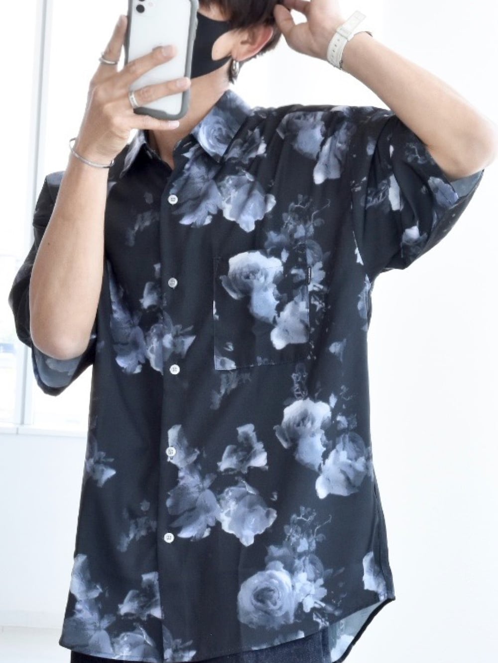 「johnscloset、ジョンズクローゼット、開襟シャツ、柄シャツ、レイヤードスタイル、バギーデニム、カジュアルコーデ、春夏コーデ、夏コーデ、シャツスタイル、スニーカー、ゆるコーデ、PR、休日コーデ、R2023コーデ」|「Naive magicの【a】とろみシルクタッチポリエステル 総柄半袖ビッグシャツ/ルーズシルエットシャツ(シャツ/ブラウス、ブラック系)」を使った、y_Oさん(メンズ・168cm)の夏コーディネートの2枚目の写真