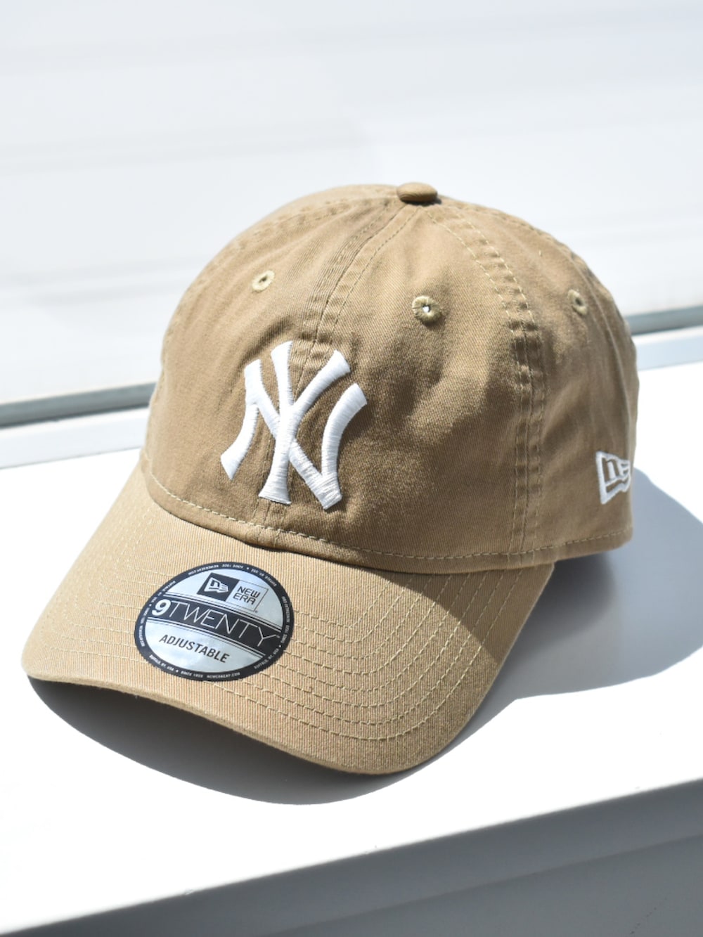 ブラック系のTシャツ/カットソー、グリーン系のカーゴパンツ、ブラック系のスニーカーを着用したメンズの夏コーディネートの4枚目の写真