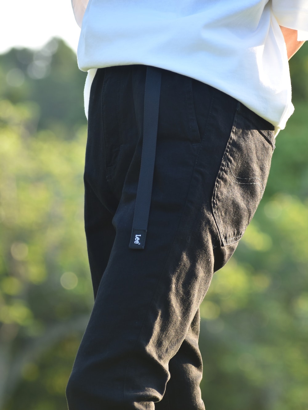「Lee、lee、leejapan、スキニーデニム、テーパードスキニー、イージーテーパードパンツ、夏コーデ、白Tシャツ、シンプル、モノトーン、厚底サンダル、サンダルに靴下、春夏コーデ、R2022コーデ、PR」｜「Leeの【WEB限定】高伸縮ストレッチ　イージー テーパードスキニーパンツ（デニムパンツ、ブラック系）」を使った、y_Oさん（メンズ・168cm）の春コーディネートの3枚目の写真