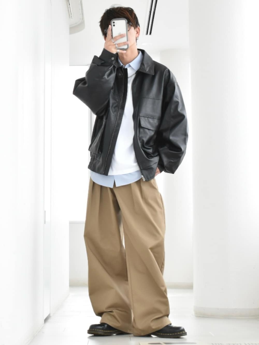 ブラック系のブルゾン、ホワイト系のTシャツ/カットソー、ブルー系のシャツ/ブラウスを着用したメンズの春コーディネートの4枚目の写真