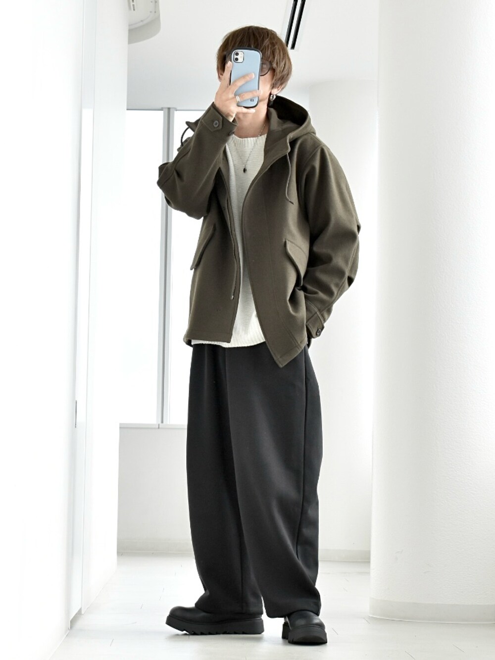 その他のブルゾン、ブラック系のスウェットパンツ、ブラック系のブーツを着用したメンズの冬コーディネートの2枚目の写真