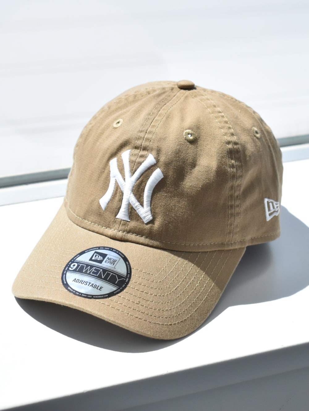 ブラック系のTシャツ/カットソー、ホワイト系のタンクトップ、ブラウン系のデニムパンツを着用したメンズの夏コーディネートの4枚目の写真