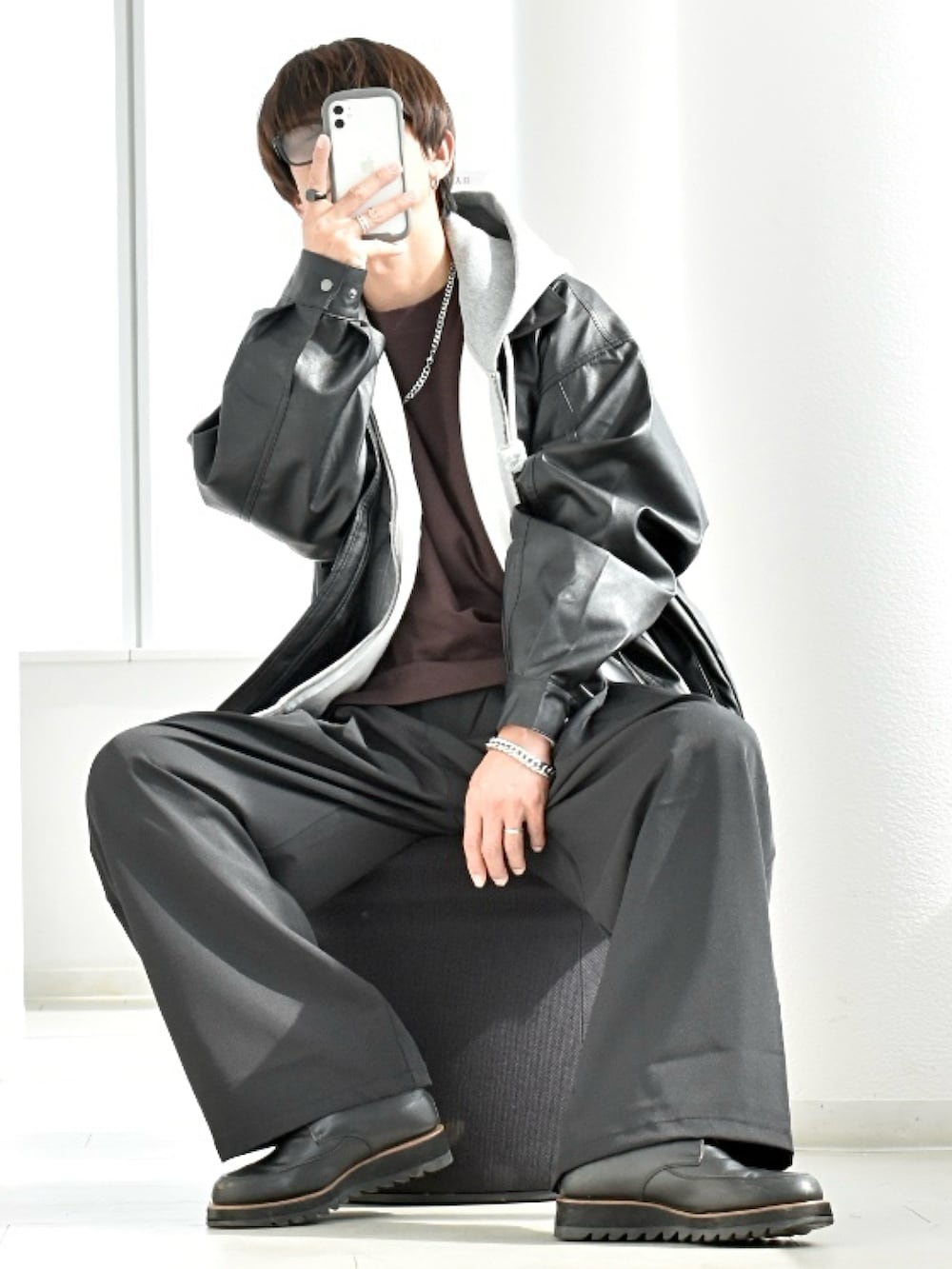 ブラック系のブルゾン、ブラック系のスラックス、グレー系のスウェットを着用したメンズの春コーディネートの2枚目の写真