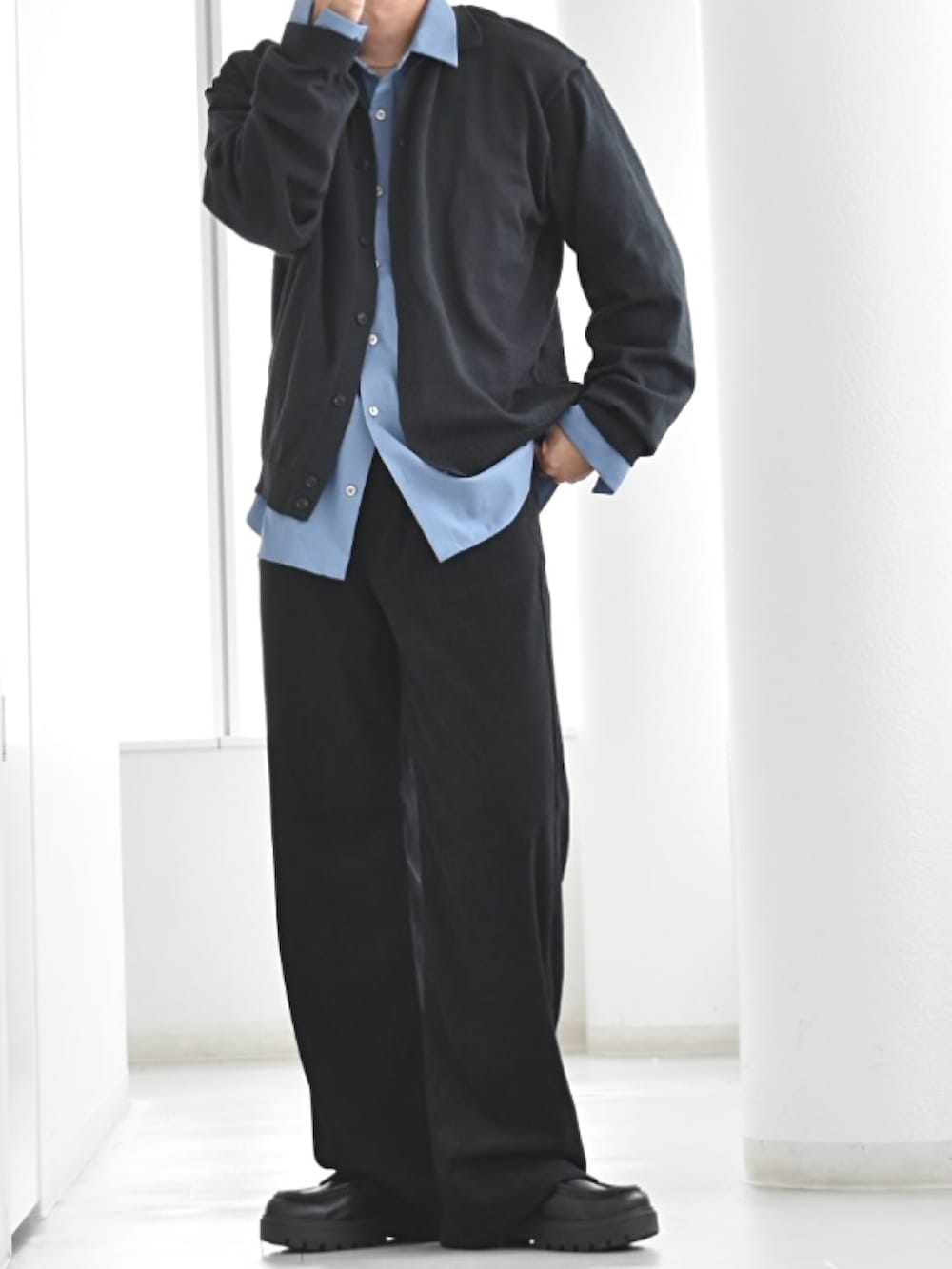 ブラック系のカーディガン/ボレロ、ブラック系のその他パンツ、ブルー系のシャツ/ブラウスを着用したメンズの秋コーディネートの2枚目の写真