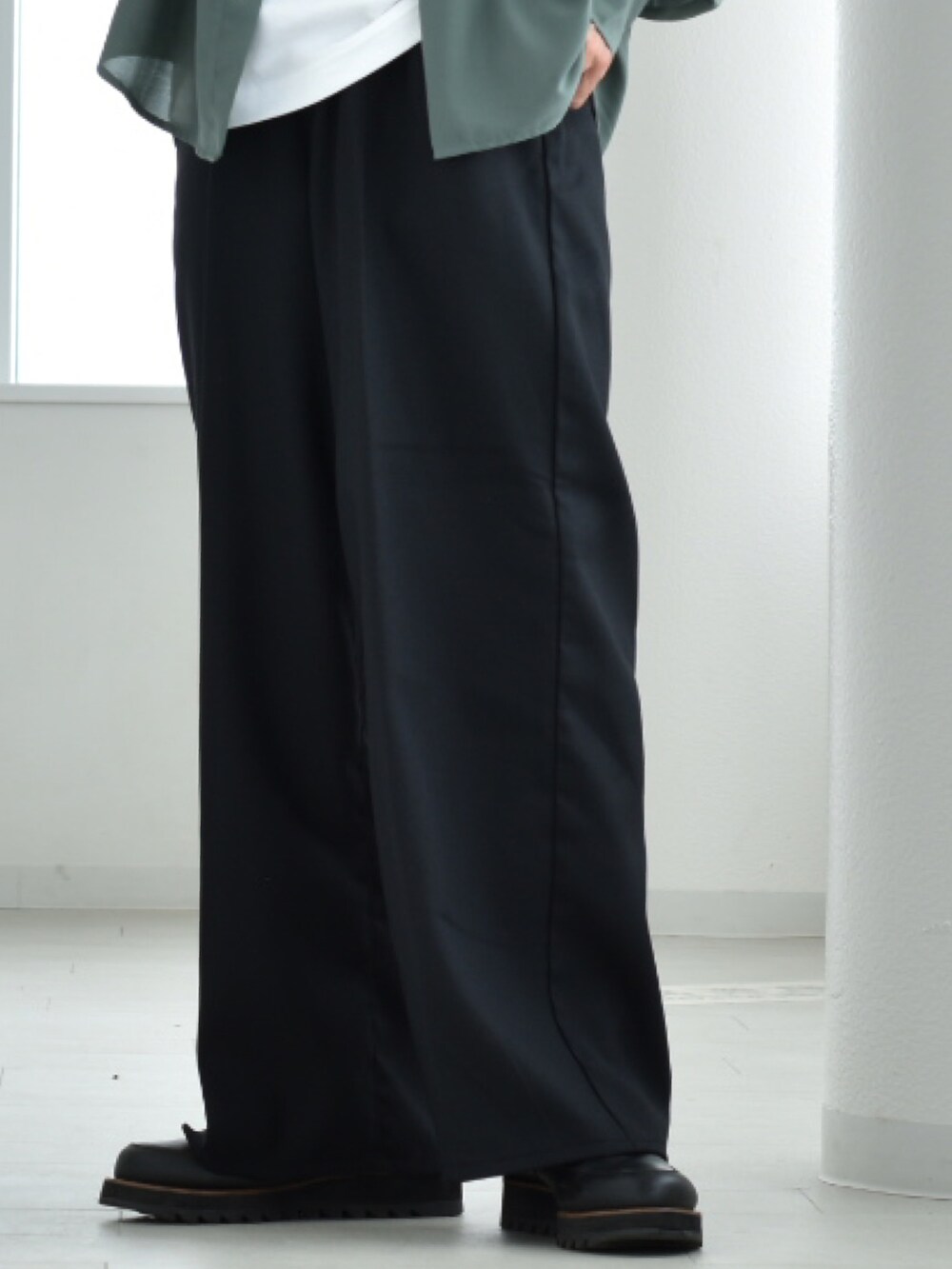 「春コーデ、休日スタイル、シアーシャツ、シアー、エドウィン、edwin、edwinjapan、edwin_japan、フレアパンツ、レイヤードスタイル、キレイめ、きれいめカジュアル、大人カジュアル、R2023コーデ、PR」|「EDWINのタックワイド フレアパンツ センタープレスパンツ スラックスパンツ 日本製(スラックス、ブラック系)」を使った、y_Oさん(メンズ・168cm)の春コーディネートの2枚目の写真