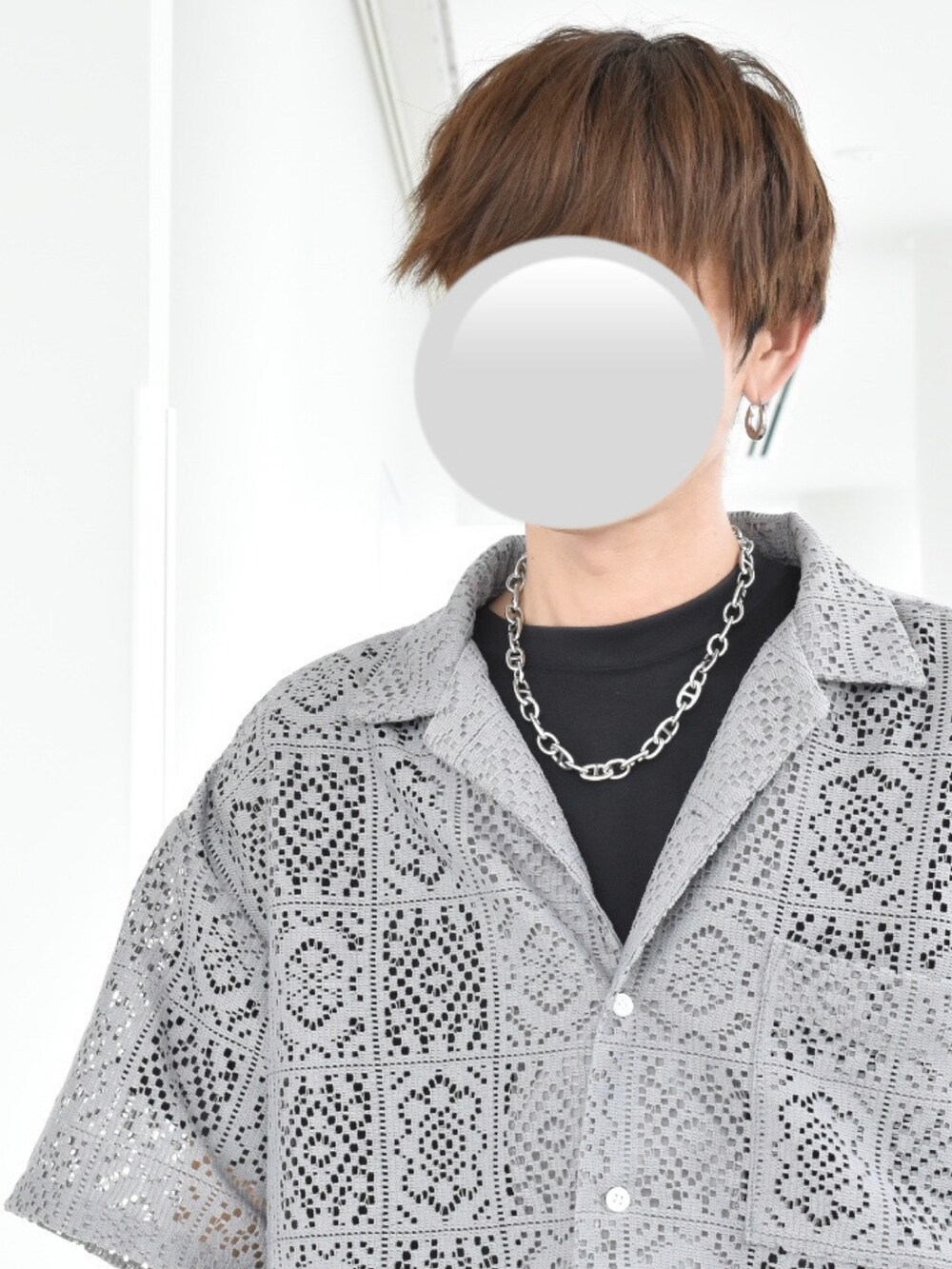 グレー系のシャツ/ブラウス、ホワイト系のTシャツ/カットソー、ブラック系のスラックスを着用したメンズの夏コーディネートの2枚目の写真