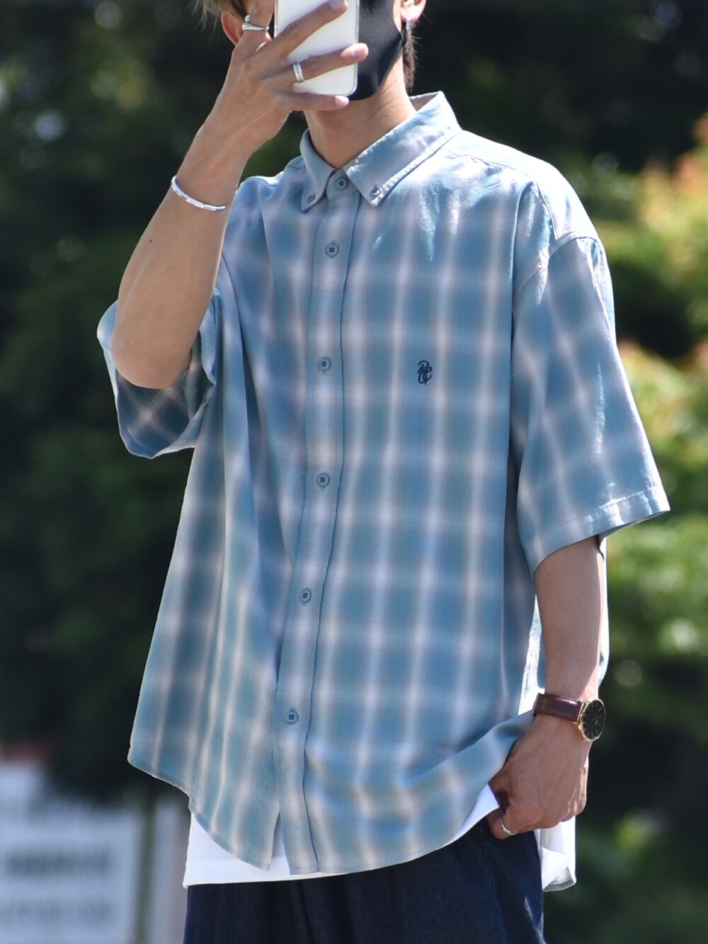 グリーン系のシャツ/ブラウス、ブラック系のサンダル、ブラック系のアナログ腕時計を着用したメンズの夏コーディネートの2枚目の写真