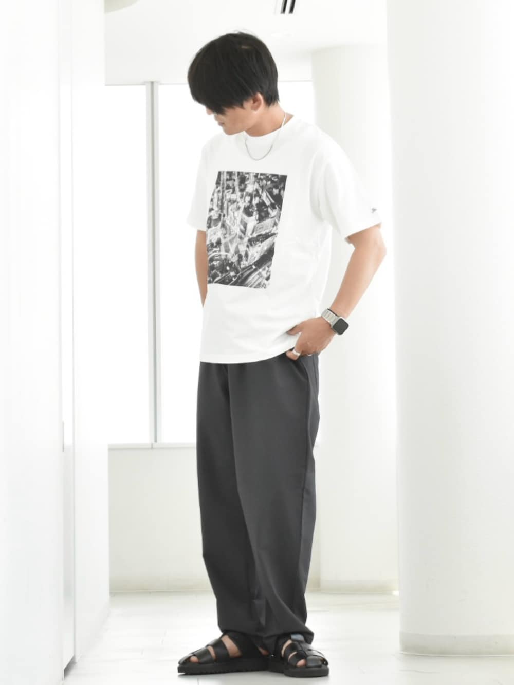 ホワイト系のTシャツ/カットソー、グレー系のその他パンツ、ブラック系のサンダルを着用したメンズの夏コーディネートの2枚目の写真