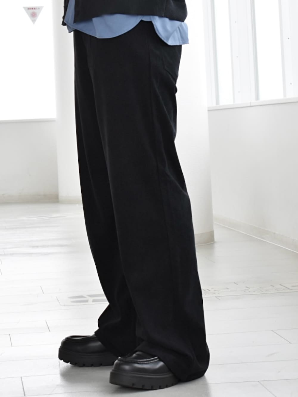 ブラック系のカーディガン/ボレロ、ブラック系のその他パンツ、ブルー系のシャツ/ブラウスを着用したメンズの秋コーディネートの5枚目の写真