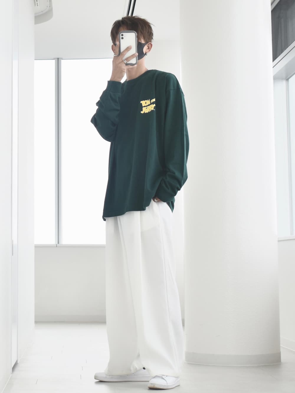 グリーン系のTシャツ/カットソー、ホワイト系のタンクトップ、ホワイト系のスラックスを着用したメンズの秋コーディネートの3枚目の写真