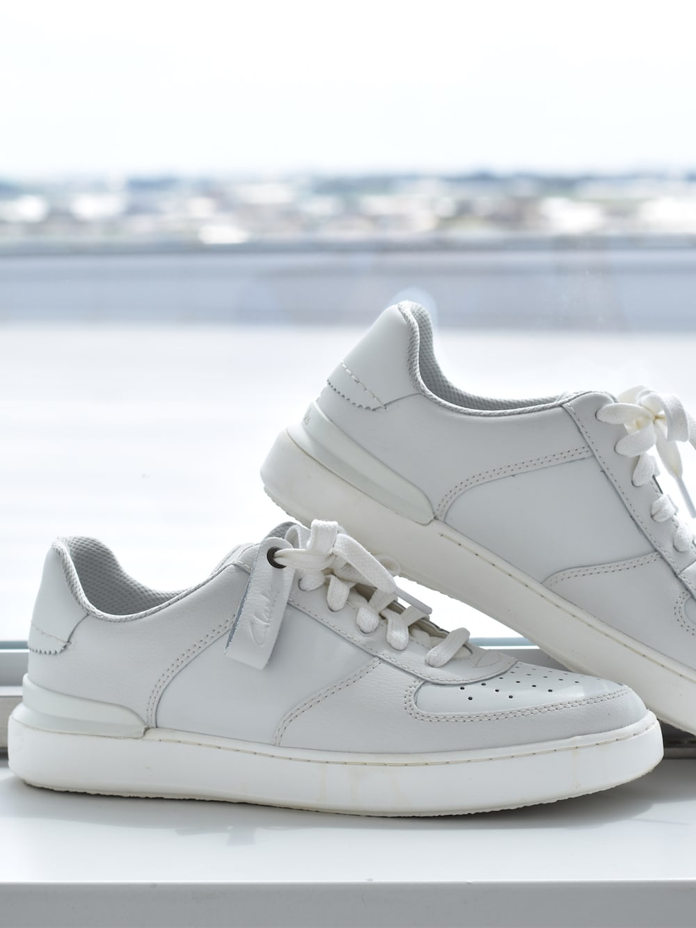 「clarks、クラークス、clarksshoes、clarkspremium、ストリート、きれいめカジュアル、カーゴパンツ、シンプルコーデ、スニーカー、スニーカーコーデ、春夏コーデ、休日コーデ、休日スタイル、R2023コーデ、PR」｜「ClarksのCourtLite Tie / コートライトタイ（ホワイト）（スニーカー、ホワイト系）」を使った、y_Oさん（メンズ・168cm）の春コーディネートの4枚目の写真