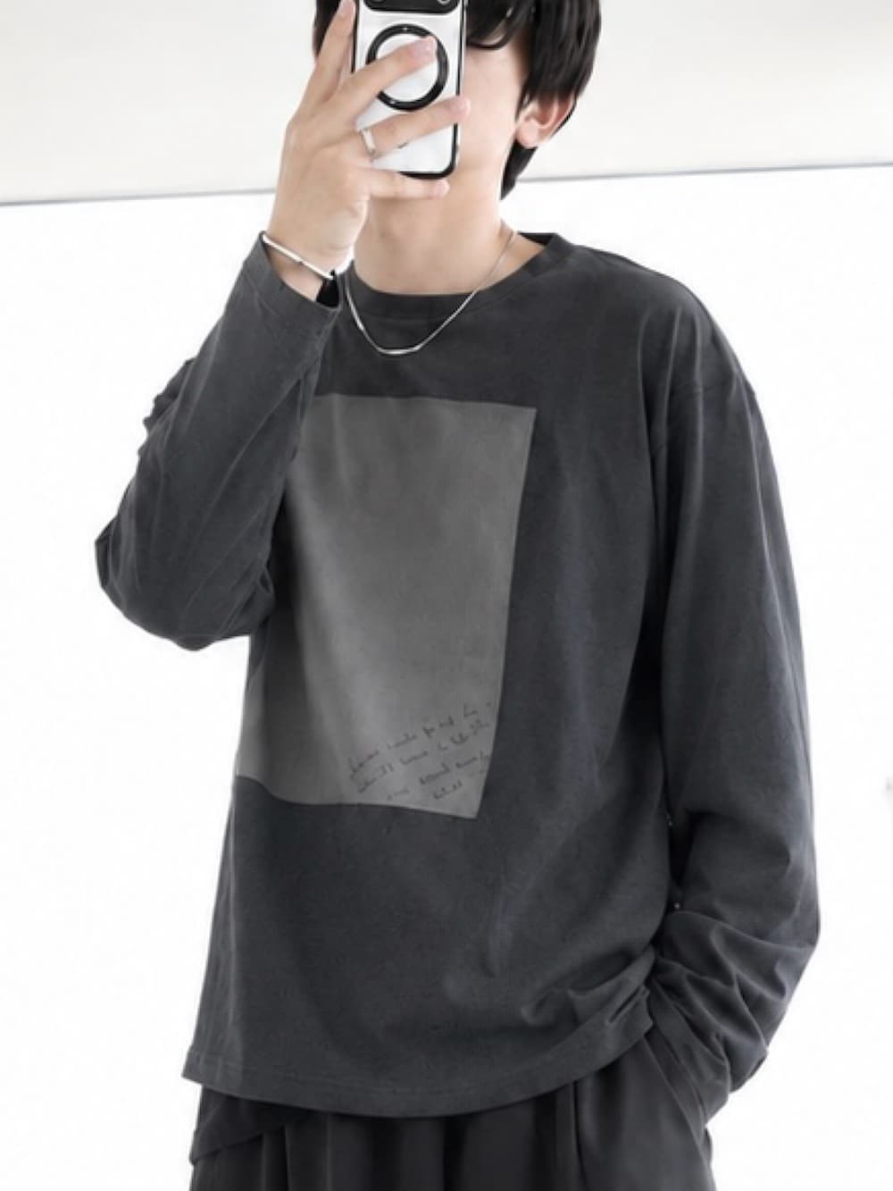 ブラック系のTシャツ/カットソーを着用したメンズの秋コーディネートの4枚目の写真