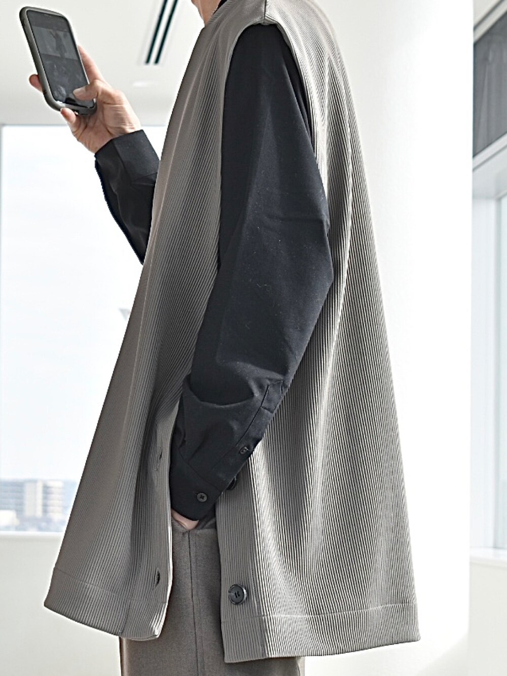 グレー系のベスト、ブラック系のスウェットパンツ、ブラック系のシャツ/ブラウスを着用したメンズの冬コーディネートの3枚目の写真