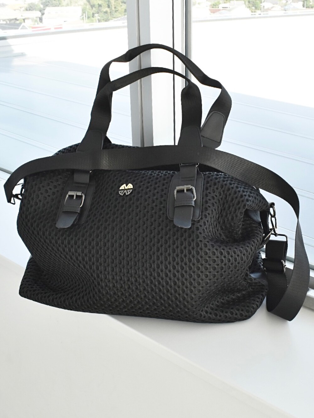 ブラック系のボストンバッグ、グリーン系のカーゴパンツ、ブラック系のスニーカーを着用したメンズの秋コーディネートの3枚目の写真