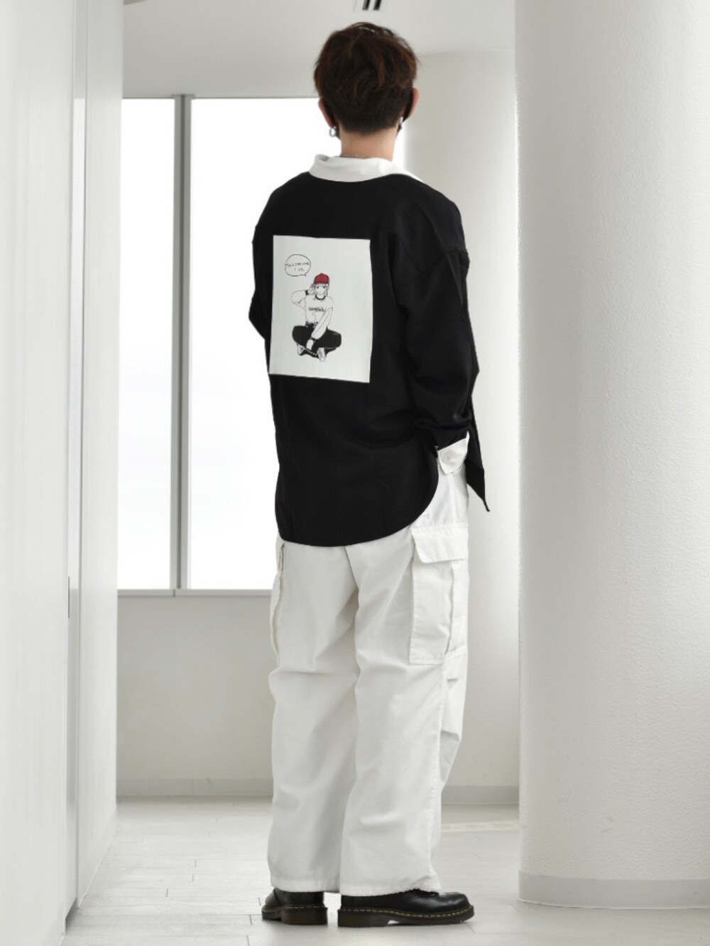 「johnscloset、ジョンズクローゼット、redcapgirl、ルーズシルエット、きれいめカジュアル、シャツスタイル、レイヤードスタイル、モノトーン、カーゴパンツ、春コーデ、メンズコーデ、ゆるコーデ、お出かけコーデ、R2023コーデ、PR」｜「Red Cap Girlの【a-r】〔Red Cap Girl/レッドキャップガール〕ナチュラルストレッチポリエステル RCGバックプリント ルーズサイズシャツ 長袖（シャツ/ブラウス、ブラック系）」を使った、y_Oさん（メンズ・168cm）の春コーディネートの2枚目の写真