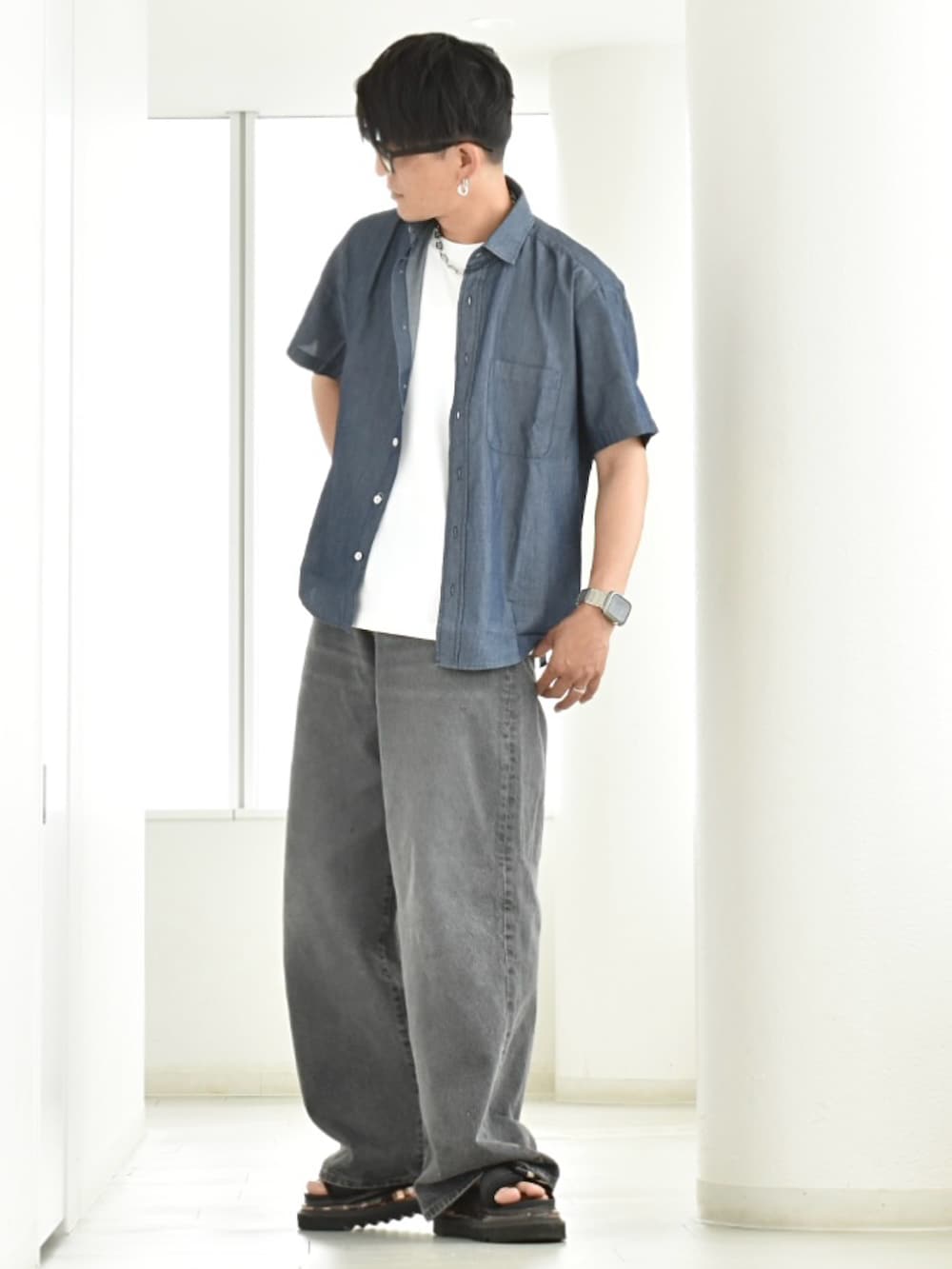 ブルー系のシャツ/ブラウス、ブラック系のサンダル、ホワイト系のタンクトップを着用したメンズの夏コーディネートの2枚目の写真