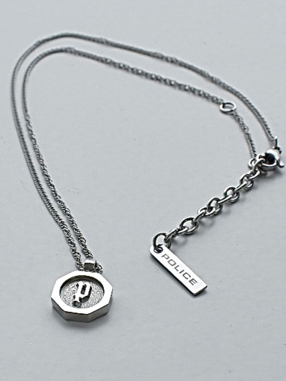 ホワイト系のTシャツ/カットソー、ブラック系のその他パンツ、ブラック系のブーツを着用したメンズの秋コーディネートの3枚目の写真