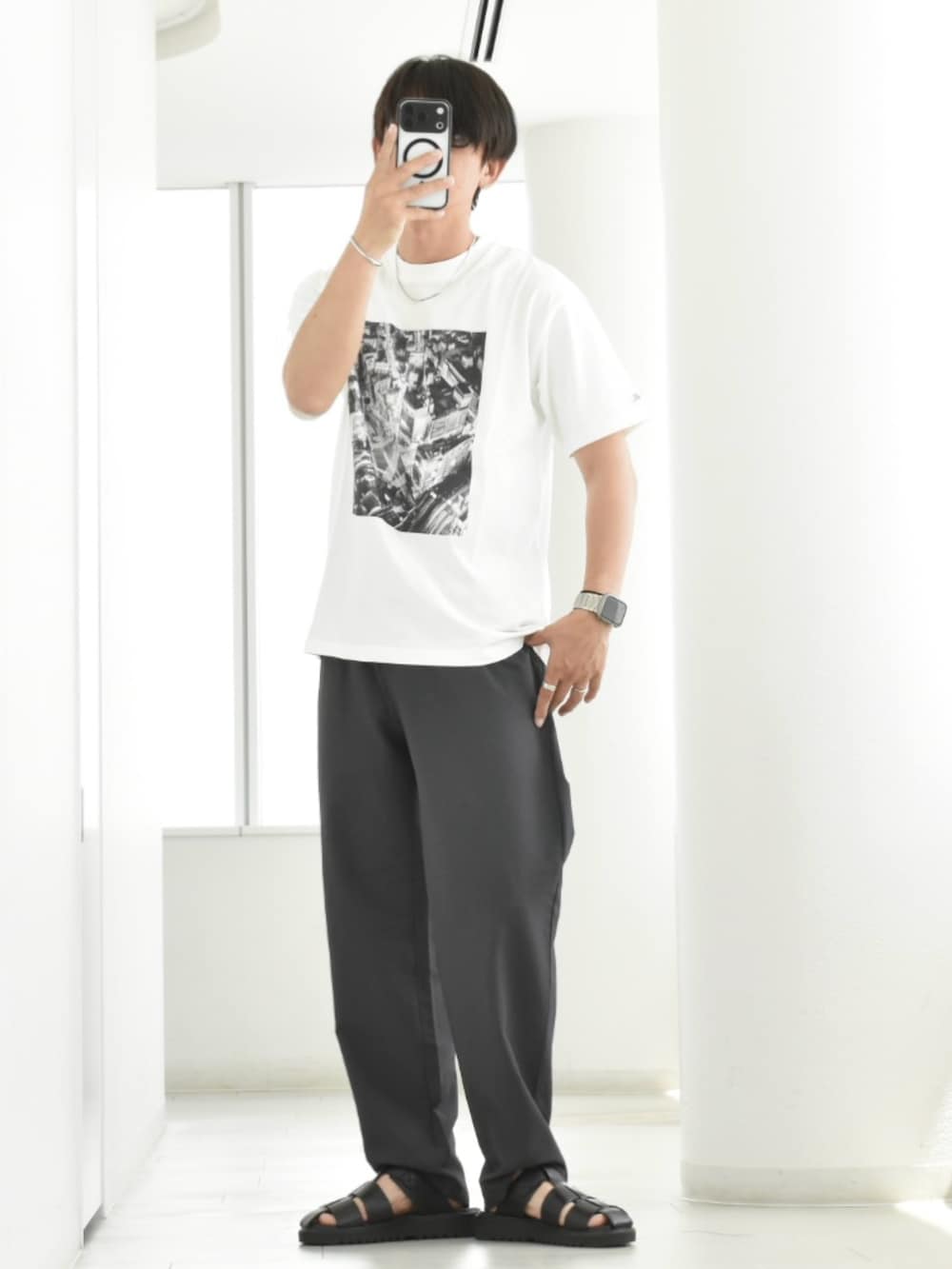 ホワイト系のTシャツ/カットソー、グレー系のその他パンツ、ブラック系のサンダルを着用したメンズの夏コーディネートの3枚目の写真