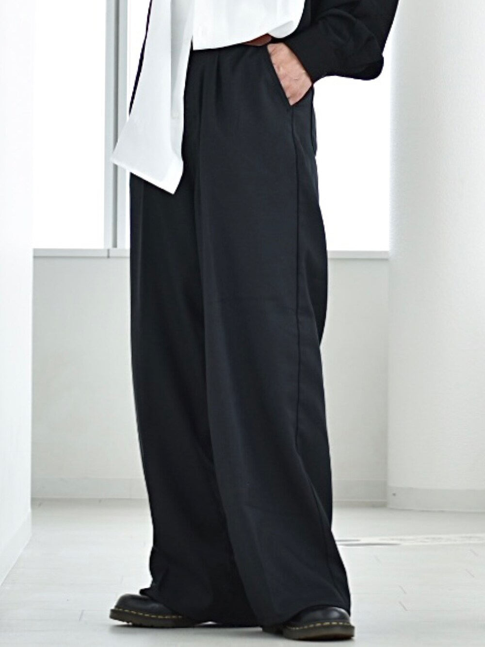 「edwin、edwinjapan、エドウィン、フレアパンツ、ワイドスラックス、モノトーン、モード、休日コーデ、春コーデ、シャツ、ドクターマーチン、シンプル、デート、R2023コーデ、PR」｜「EDWINのタックワイド フレアパンツ センタープレスパンツ スラックスパンツ 日本製（スラックス、ブラック系）」を使った、y_Oさん（メンズ・168cm）の春コーディネートの3枚目の写真