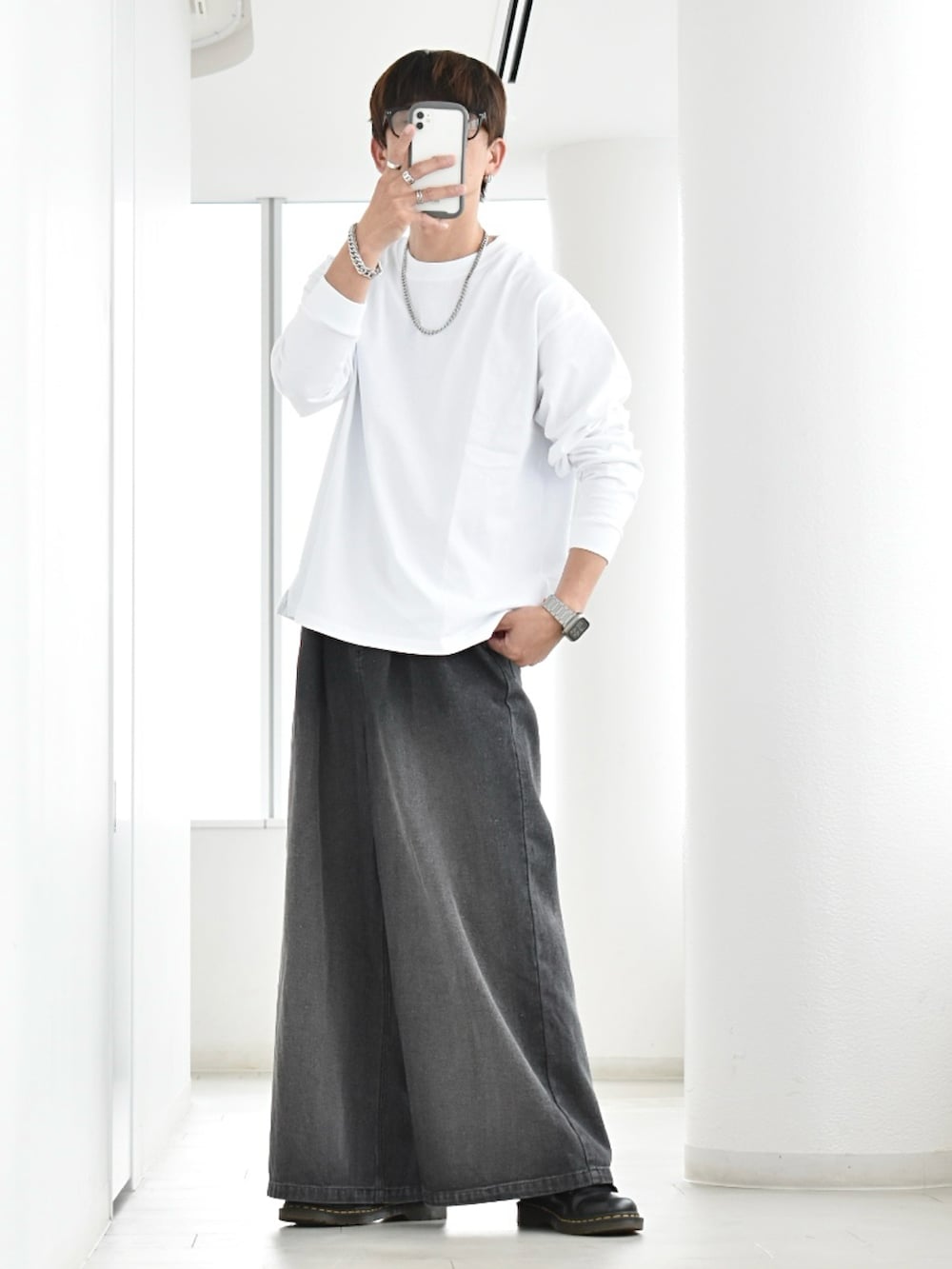 ホワイト系のTシャツ/カットソー、ブラック系のデニムパンツ、シルバー系のブレスレットを着用したメンズの夏コーディネートの2枚目の写真