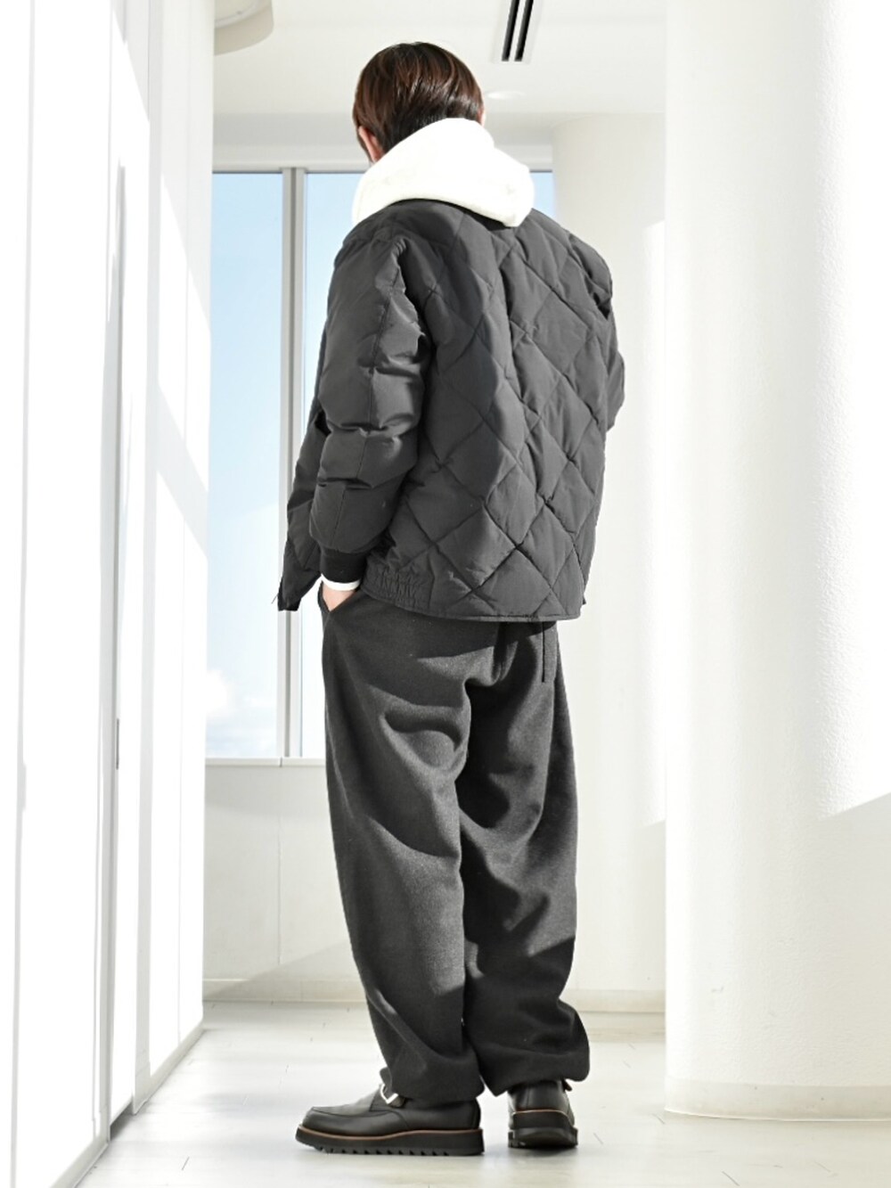 ホワイト系のパーカー、ブラック系のダウンジャケット/コート、ブラック系のトップスを着用したメンズの冬コーディネートの2枚目の写真