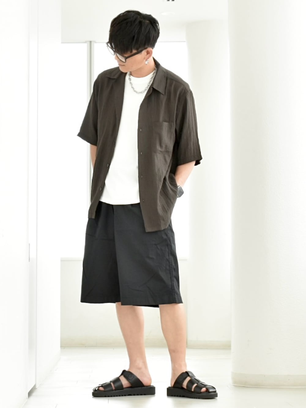 その他のシャツ/ブラウス、ホワイト系のタンクトップ、ブラック系のその他パンツを着用したメンズの夏コーディネートの2枚目の写真