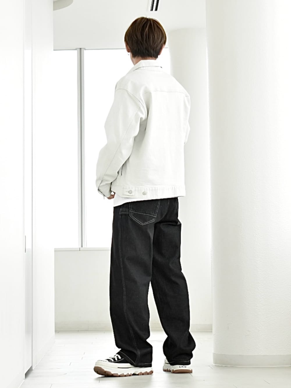 ブラック系のデニムパンツ、ホワイト系のTシャツ/カットソー、ホワイト系のデニムジャケットを着用したメンズの秋コーディネートの2枚目の写真