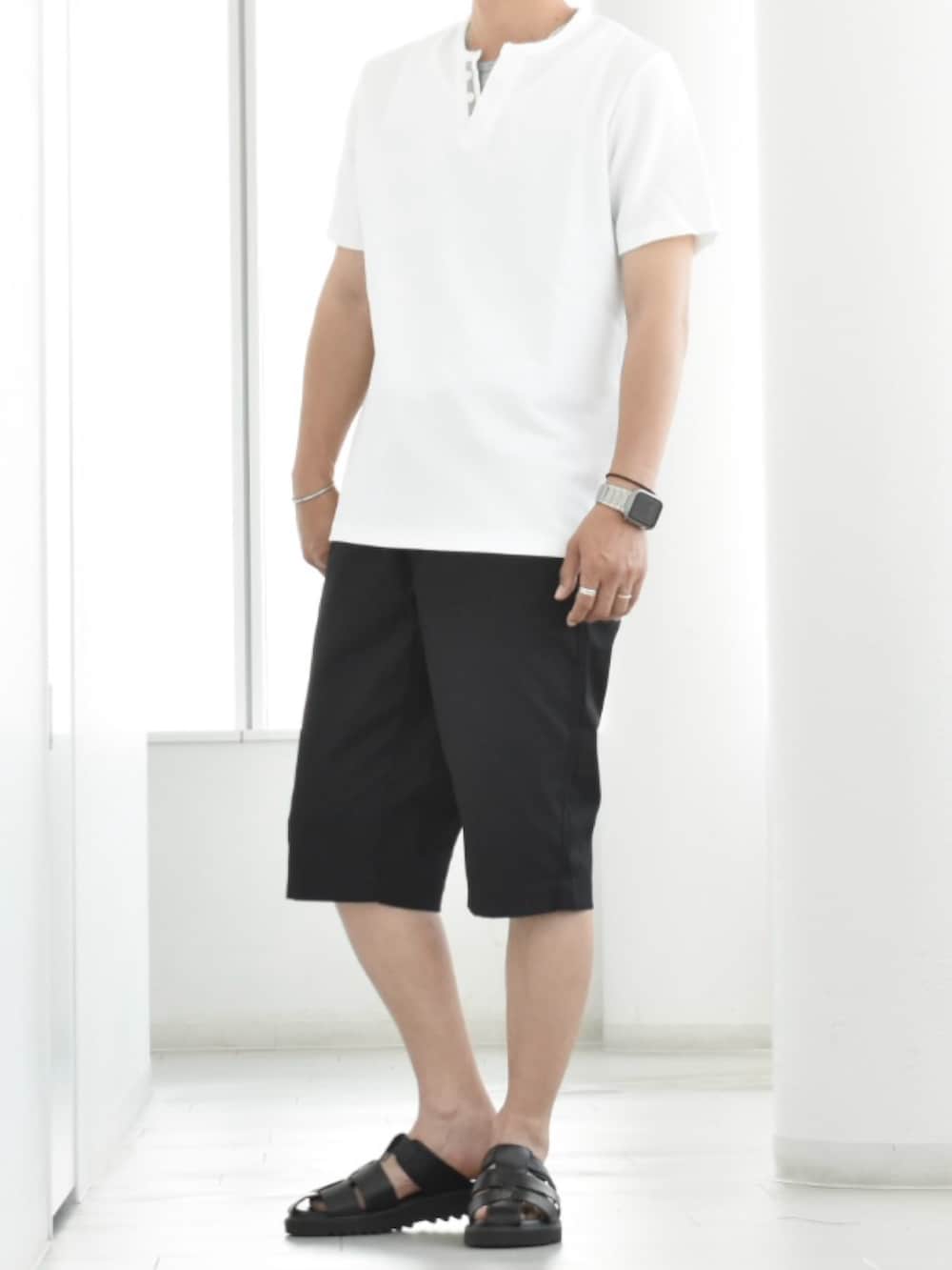 ブラック系のその他パンツ、ホワイト系のTシャツ/カットソーを着用したメンズの夏コーディネートの3枚目の写真